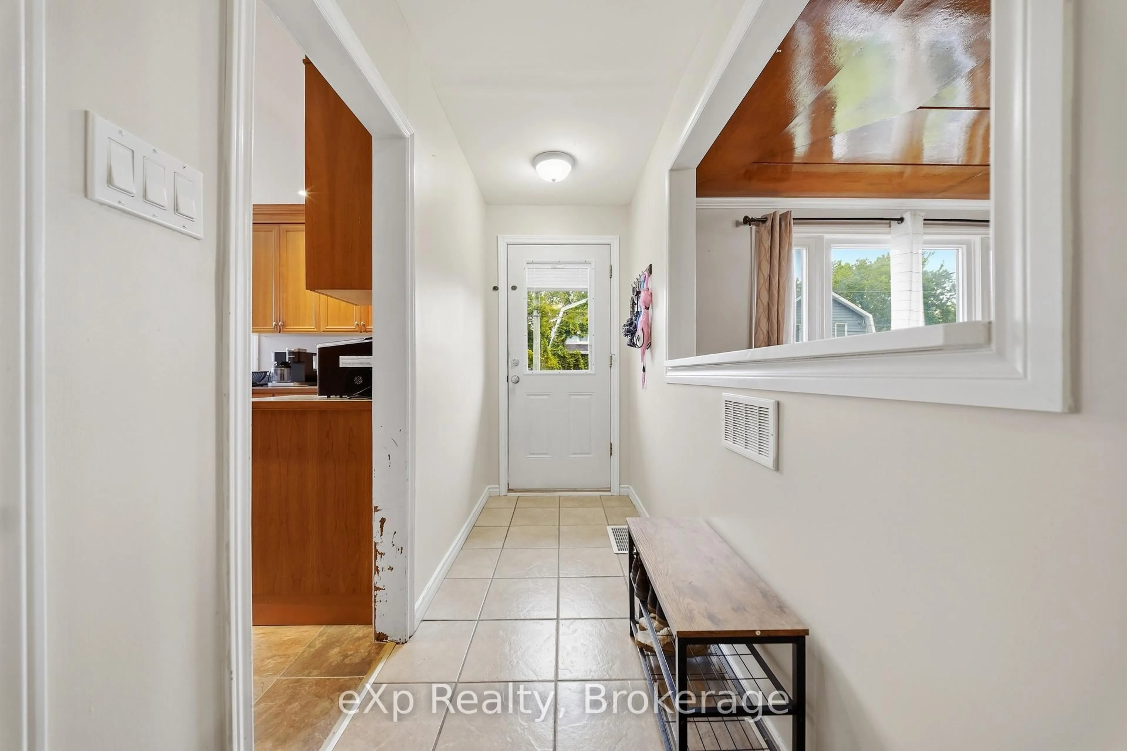 Indoor entryway for 17 Burton St, Belleville Ontario K8P 1E5