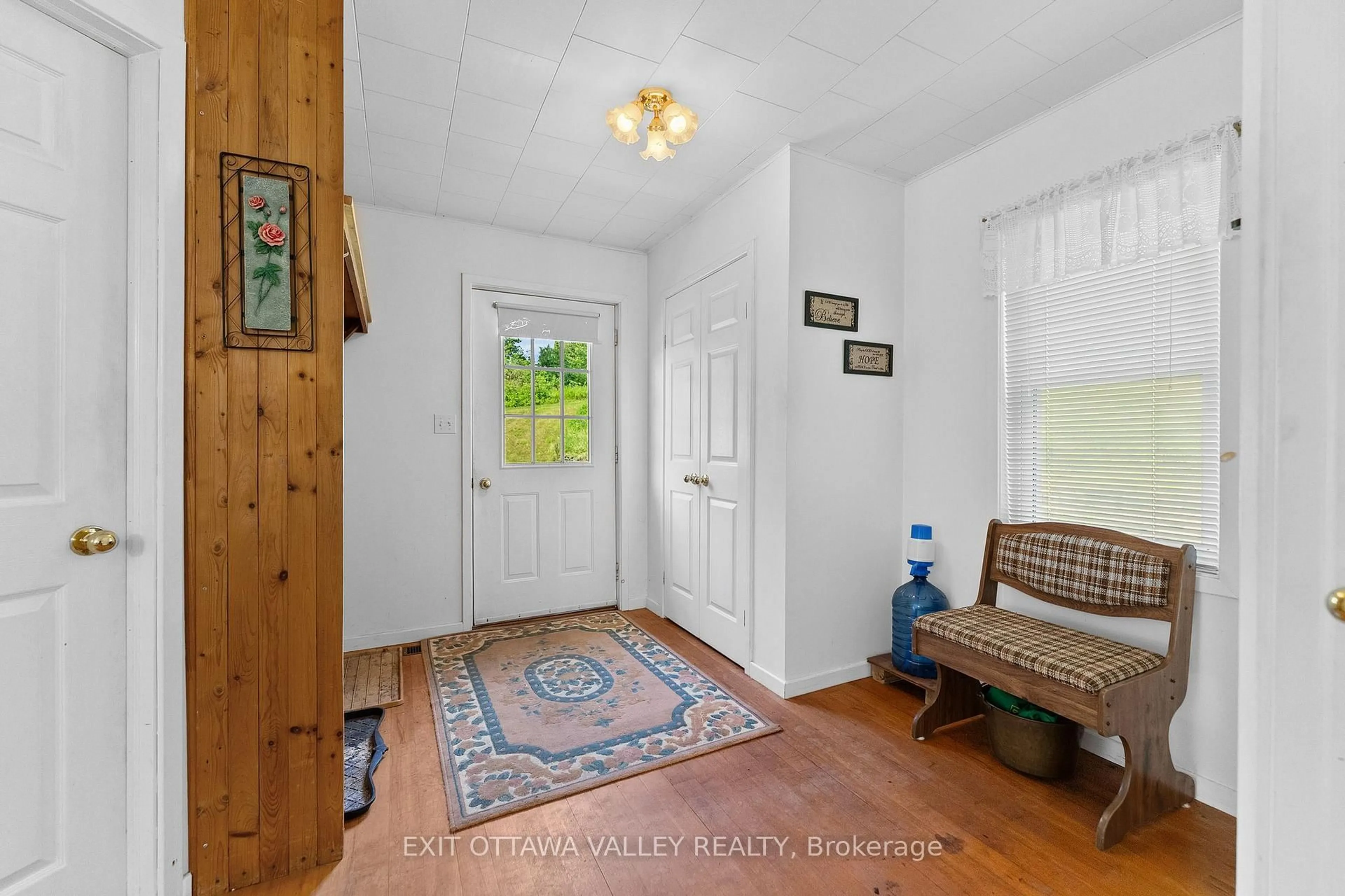 Indoor entryway for 162 Highway No. 28, Denbigh Ontario K0H 1L0