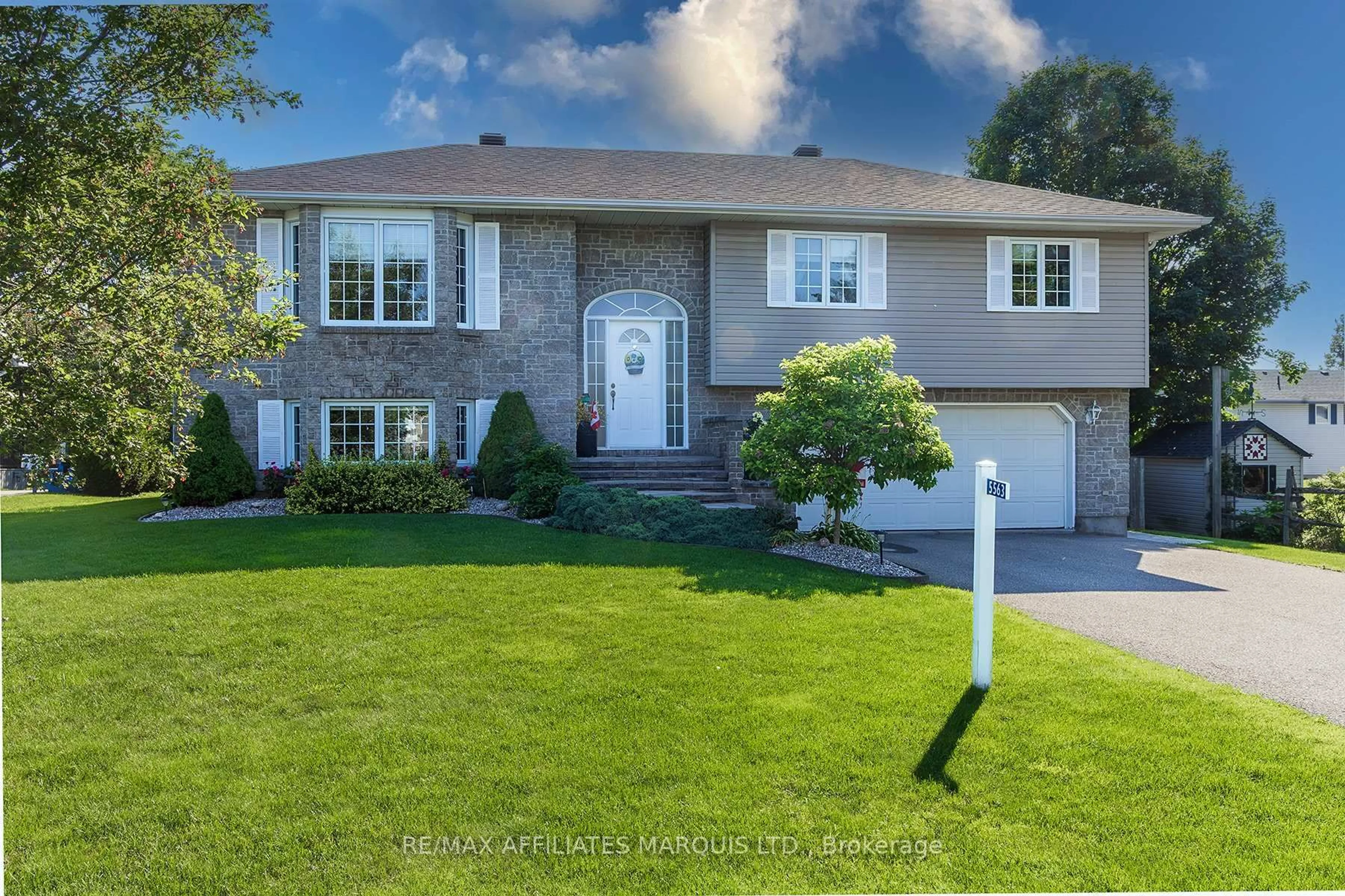 Home with vinyl exterior material, street for 5563 Bridlewood Crt, South Dundas Ontario K0E 1K0