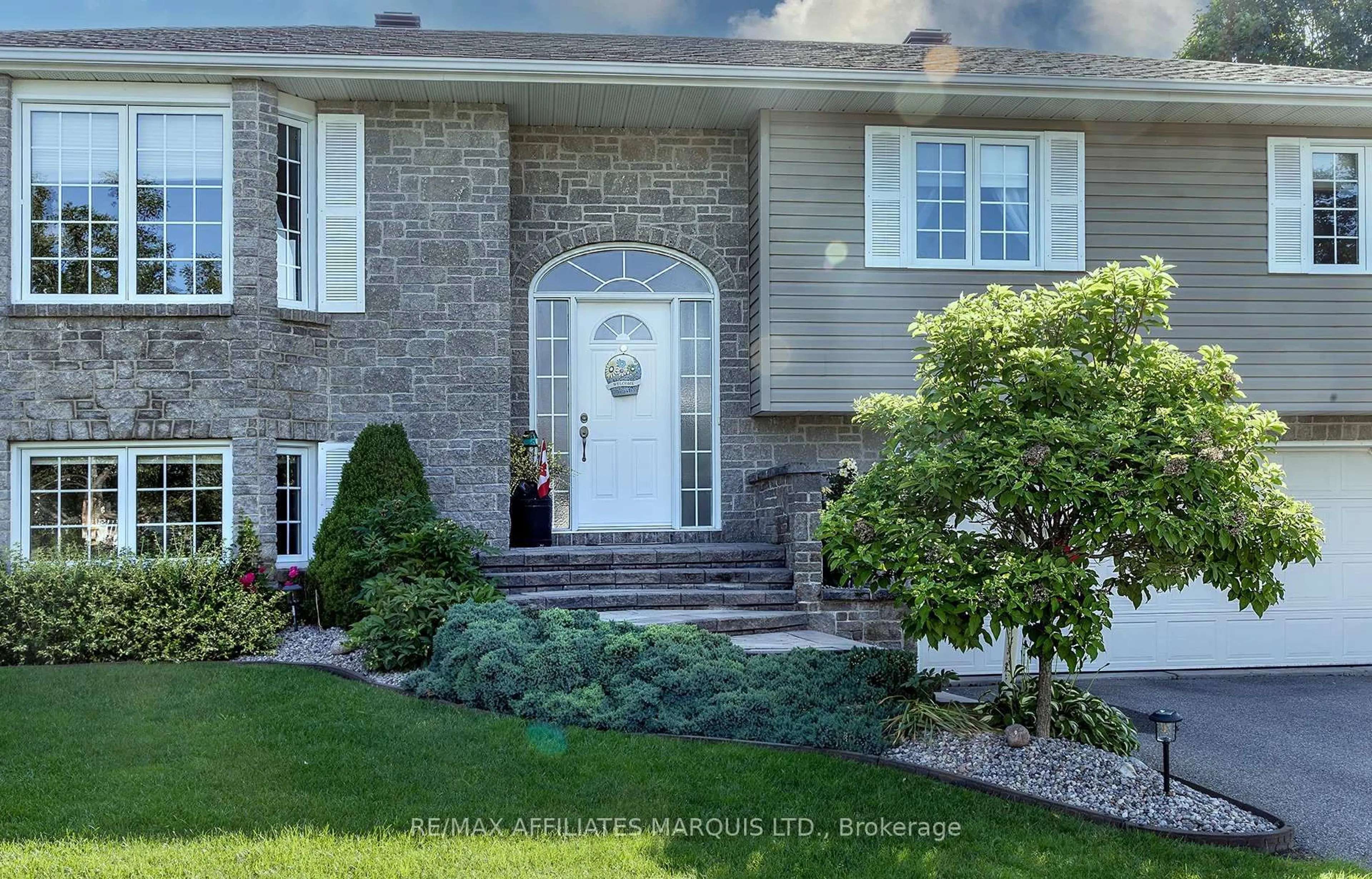 Home with vinyl exterior material, street for 5563 Bridlewood Crt, South Dundas Ontario K0E 1K0