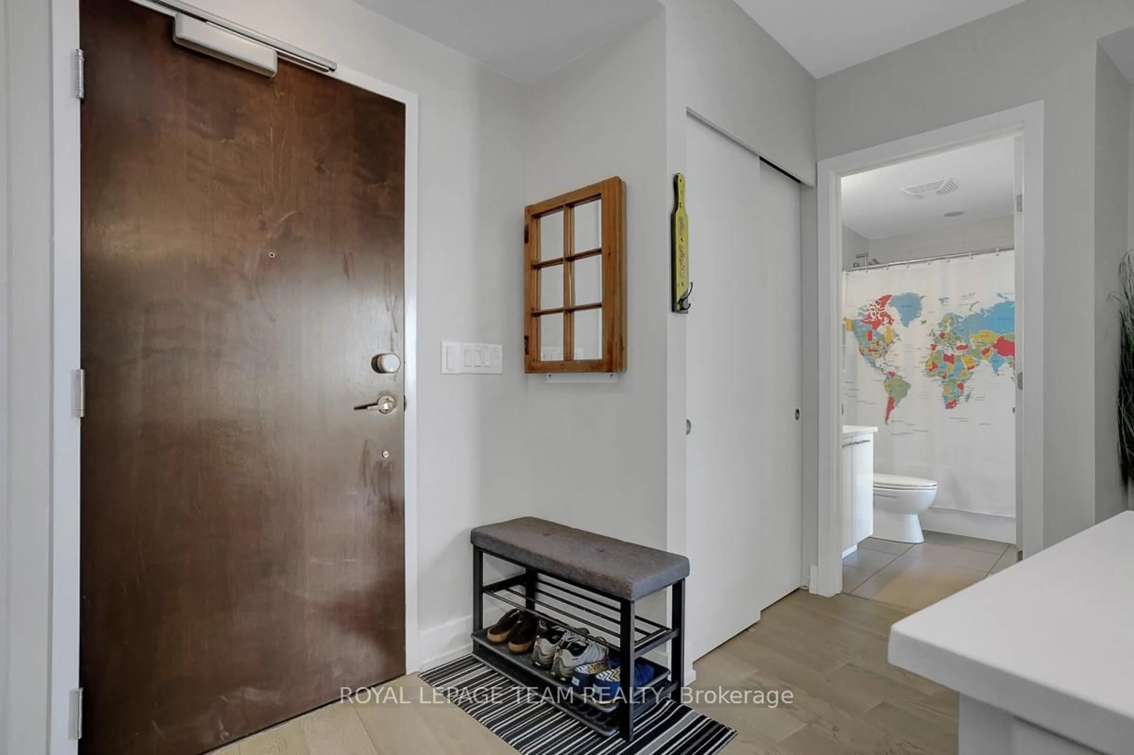 Indoor entryway for 360 Patricia Ave #712, Ottawa Ontario K1Z 6W1