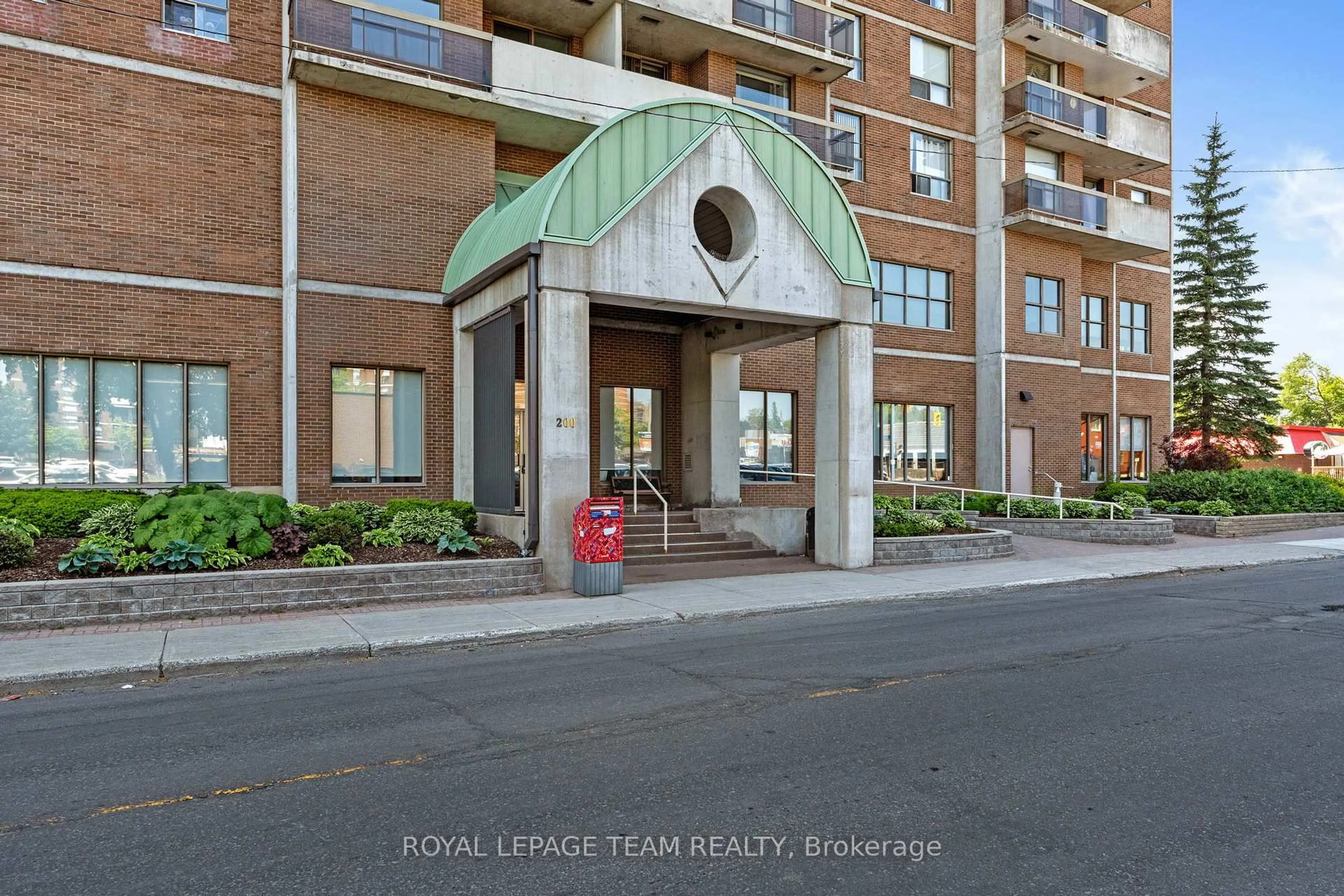 Indoor foyer for 200 Lafontaine Ave #1003, Ottawa Ontario K1L 8K8