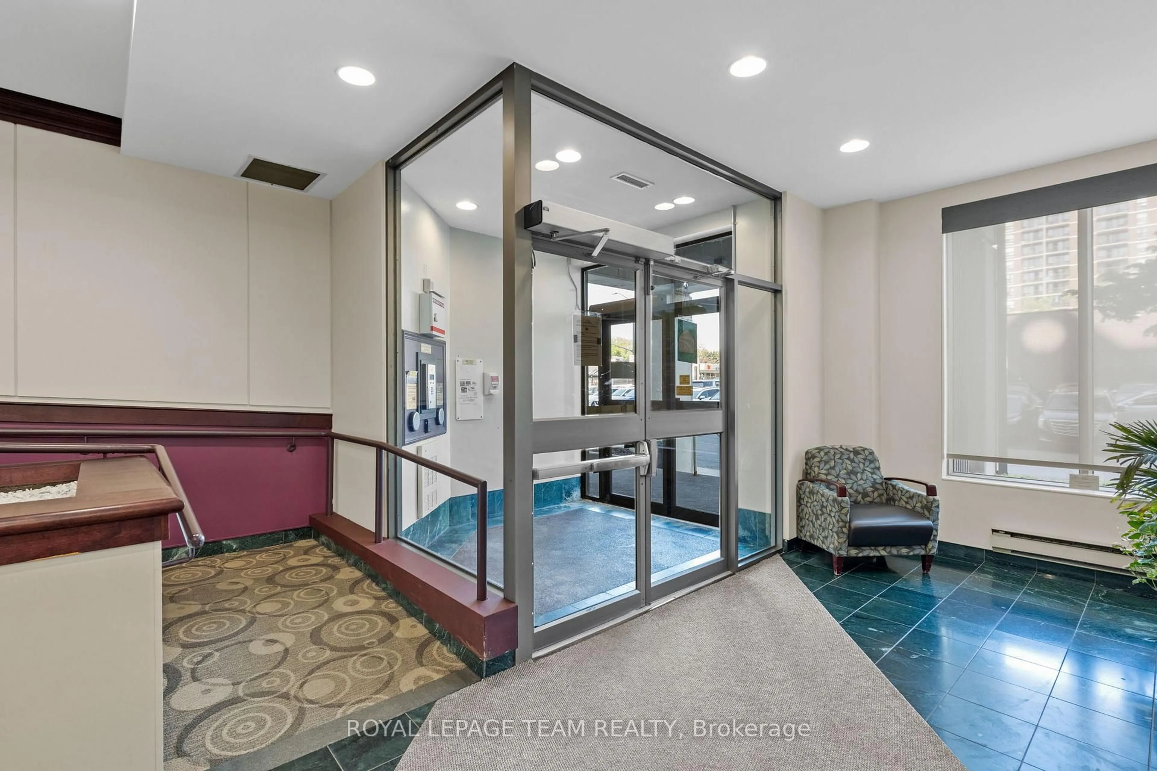 Indoor foyer for 200 Lafontaine Ave #1003, Ottawa Ontario K1L 8K8