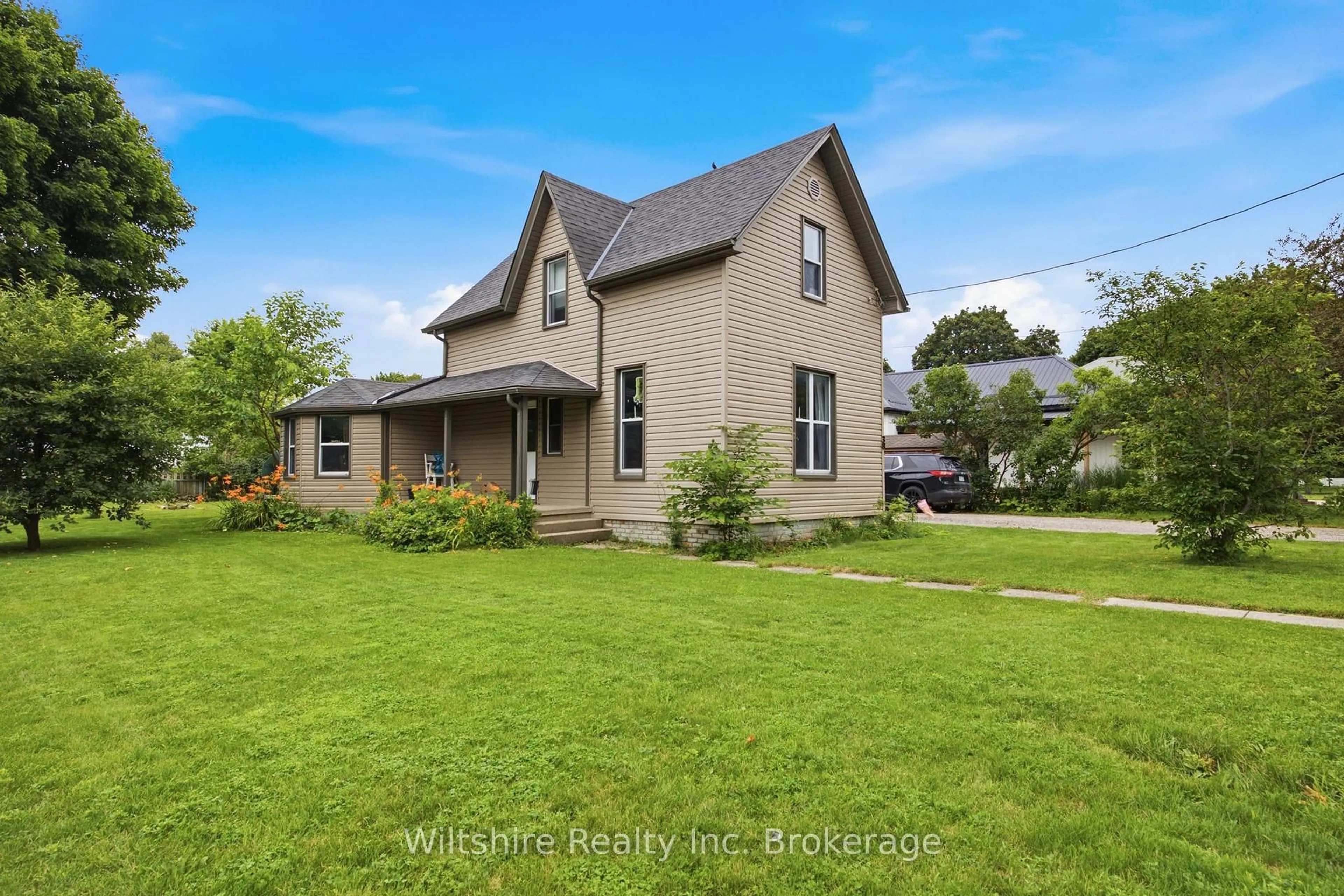 A pic from outside/outdoor area/front of a property/back of a property/a pic from drone, street for 38 Harvey St, Aylmer Ontario N5H 1T1