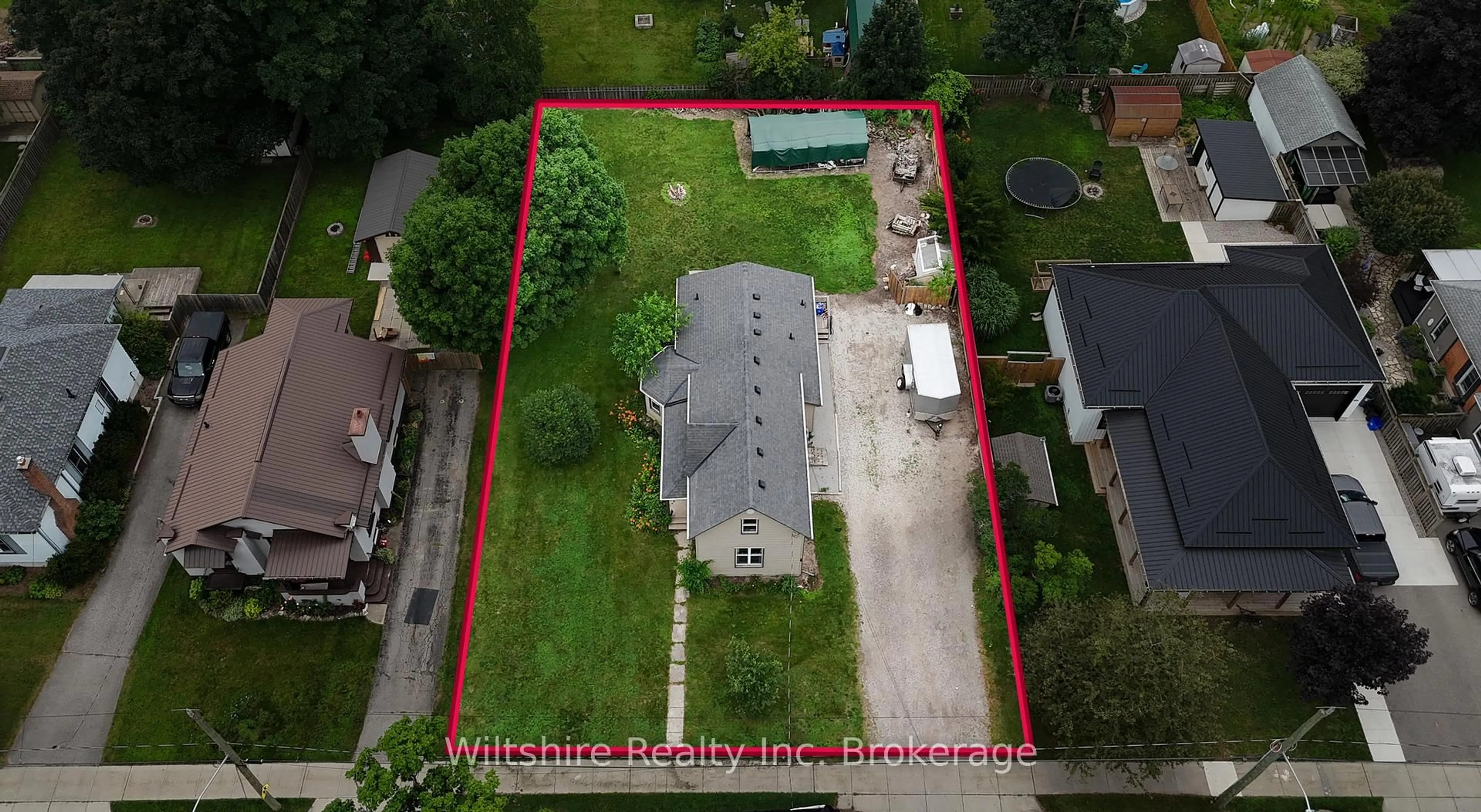 A pic from outside/outdoor area/front of a property/back of a property/a pic from drone, building for 38 Harvey St, Aylmer Ontario N5H 1T1