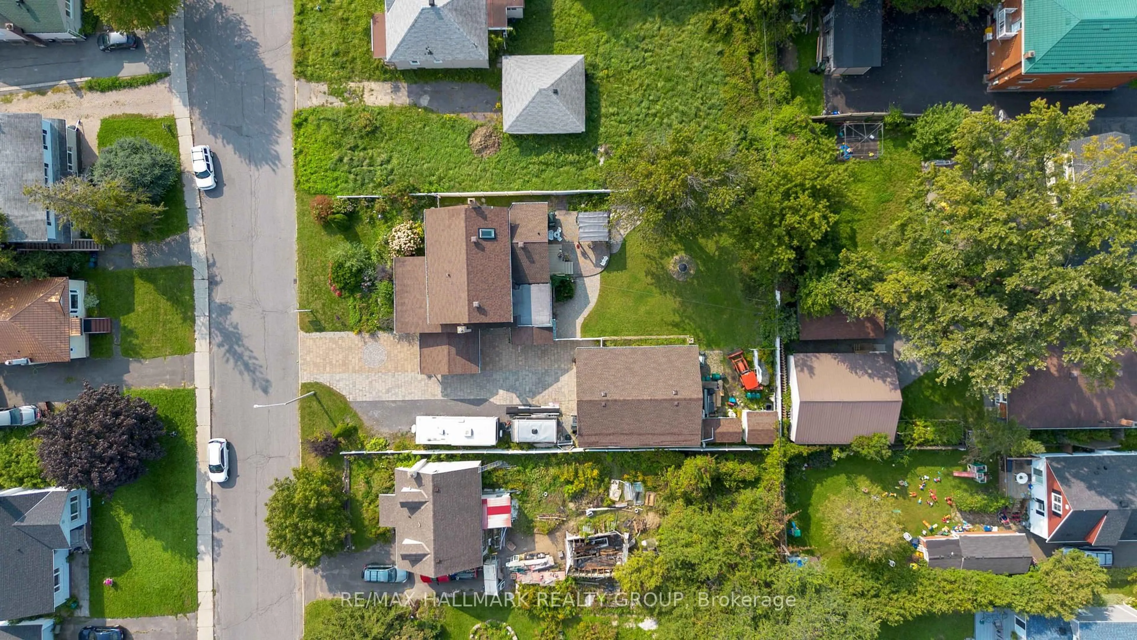 A pic from outside/outdoor area/front of a property/back of a property/a pic from drone, street for 431 Blake Blvd, Ottawa Ontario K1K 1A9