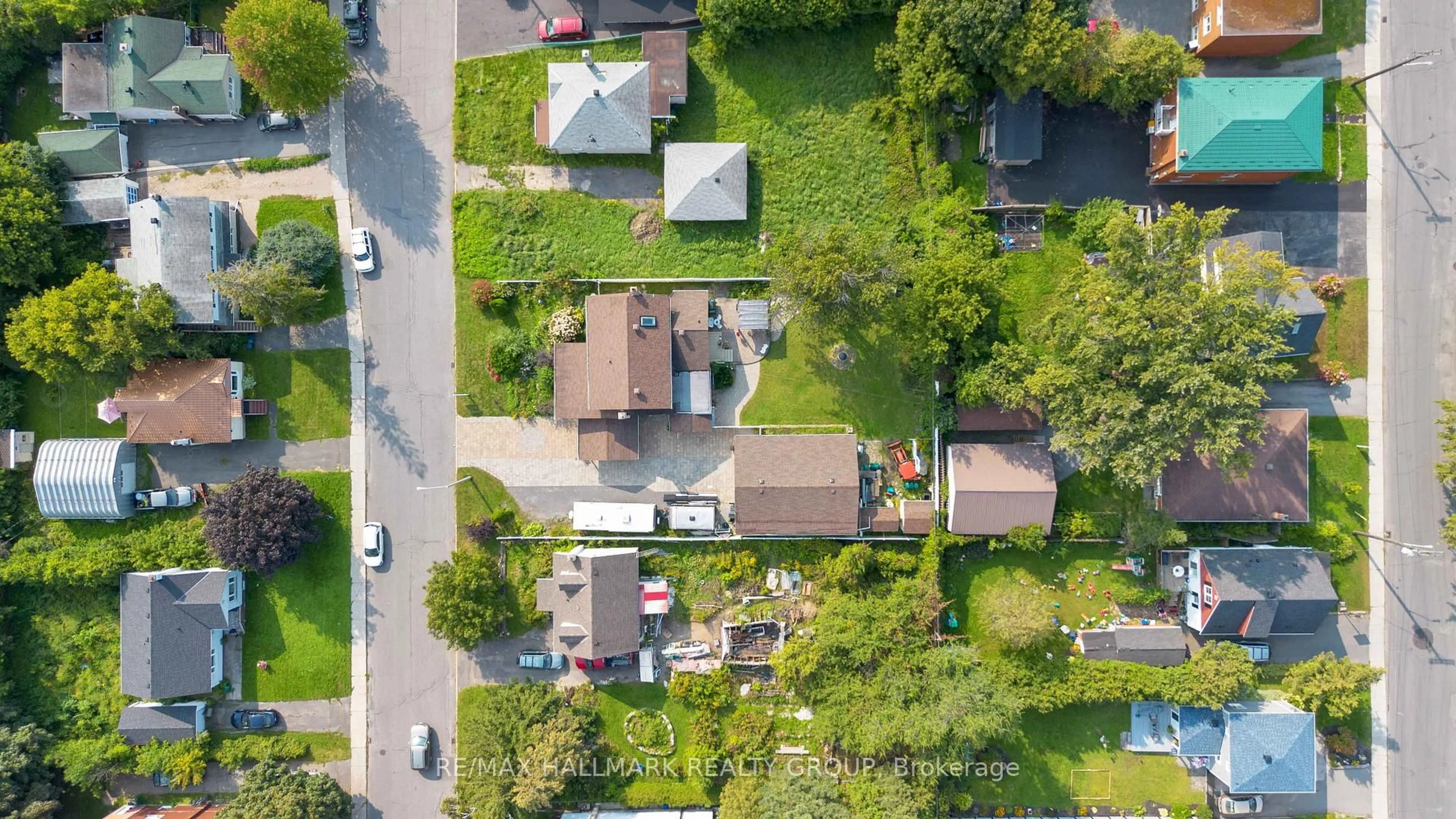 A pic from outside/outdoor area/front of a property/back of a property/a pic from drone, street for 431 Blake Blvd, Ottawa Ontario K1K 1A9