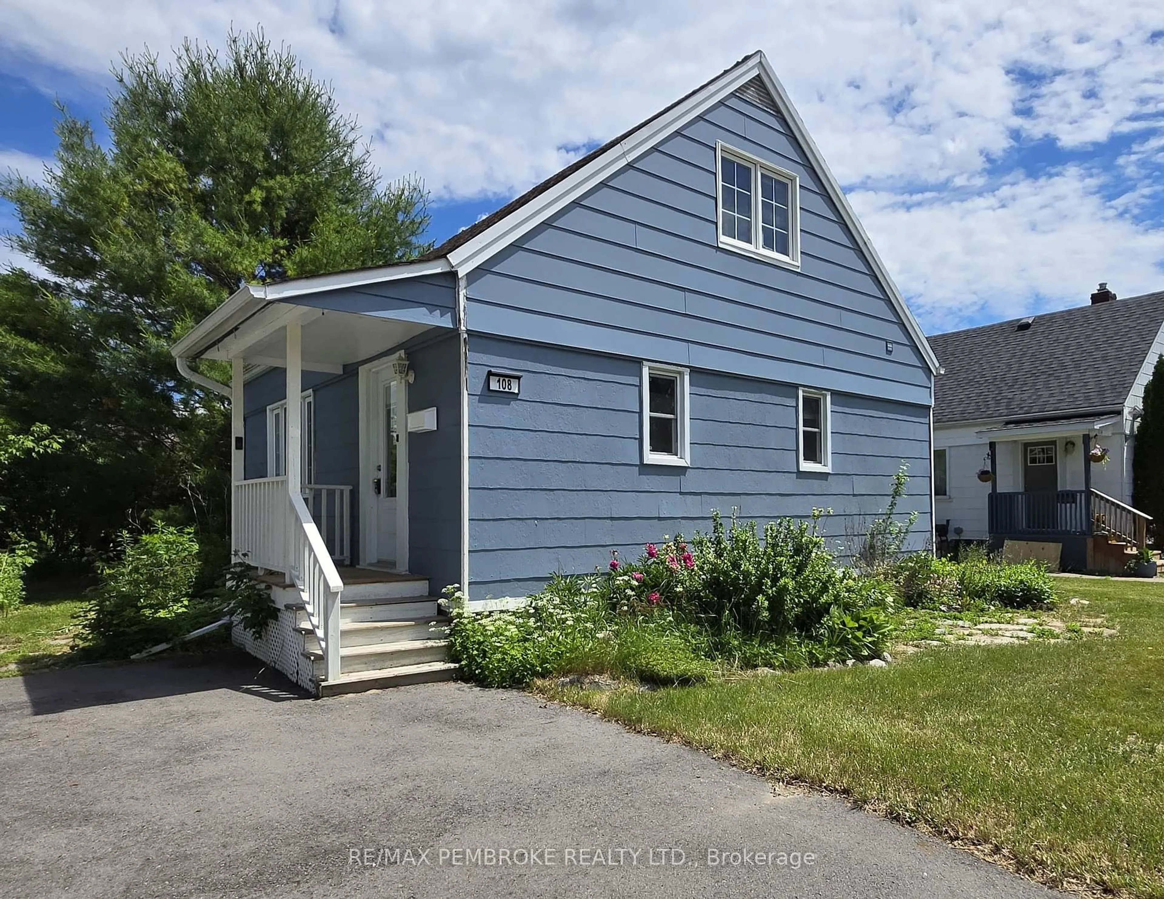 Home with vinyl exterior material, street for 108 Third Ave, Arnprior Ontario K7S 1Y8