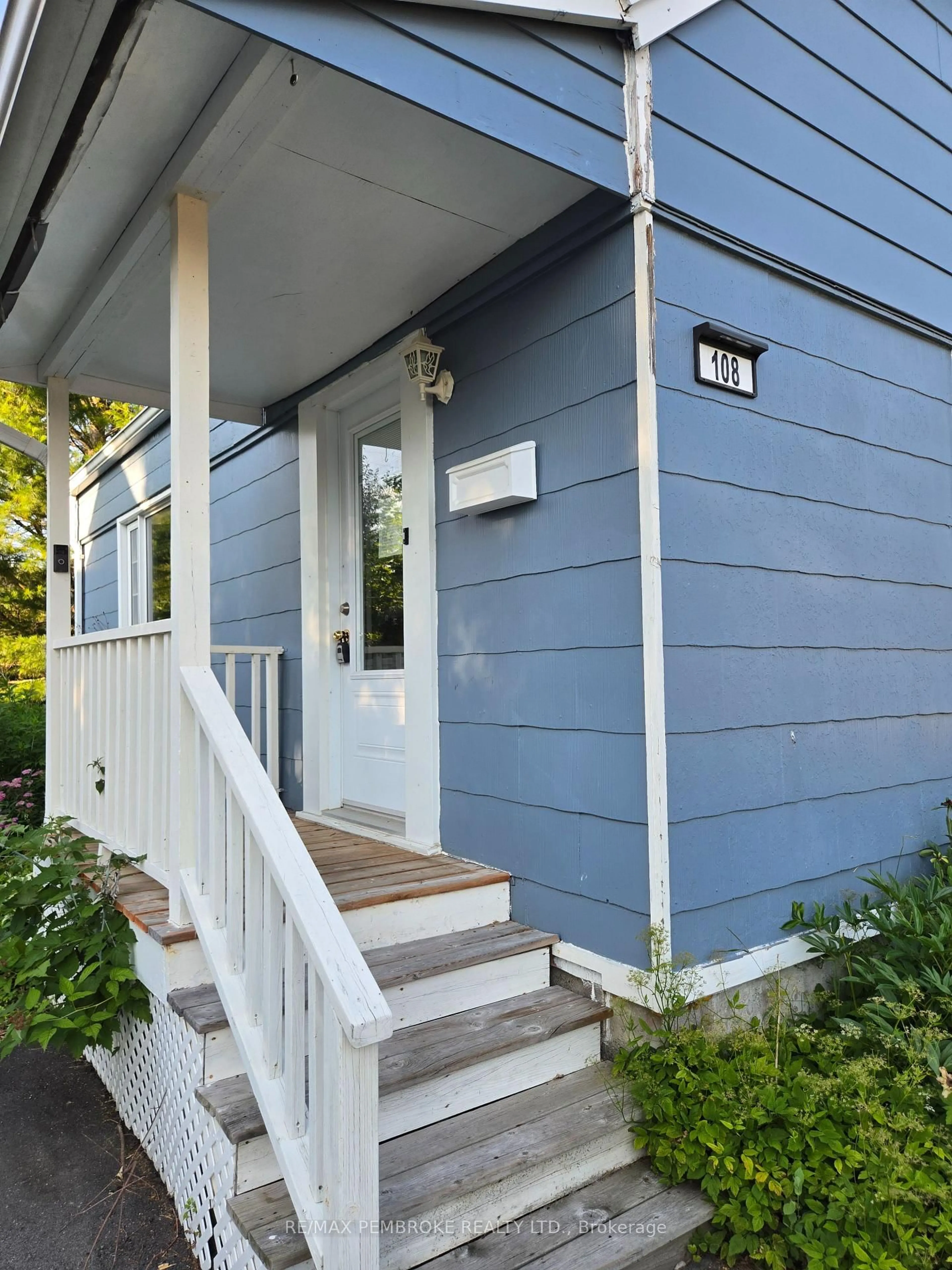Home with vinyl exterior material, street for 108 Third Ave, Arnprior Ontario K7S 1Y8