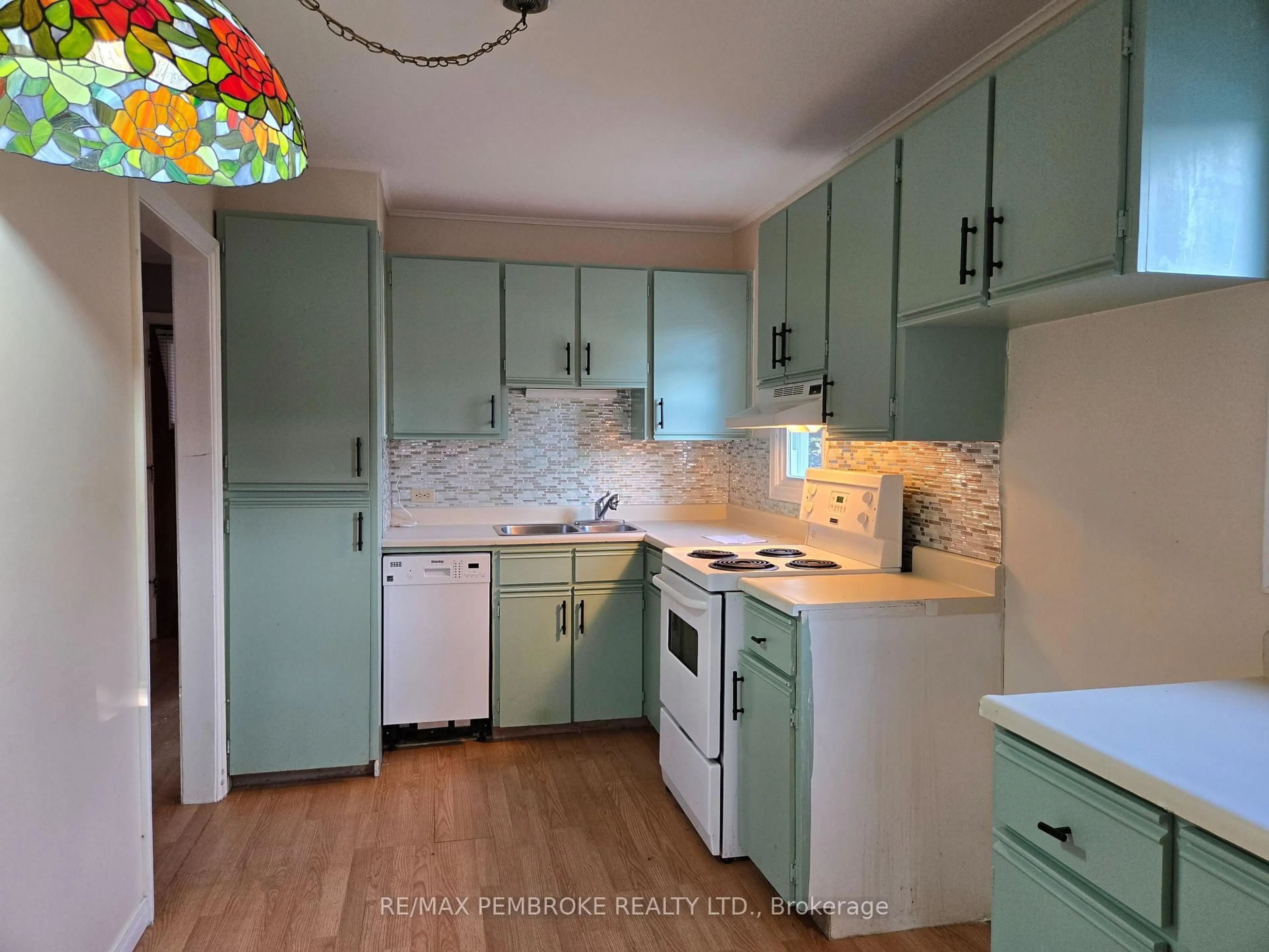 Standard kitchen, unknown for 108 Third Ave, Arnprior Ontario K7S 1Y8