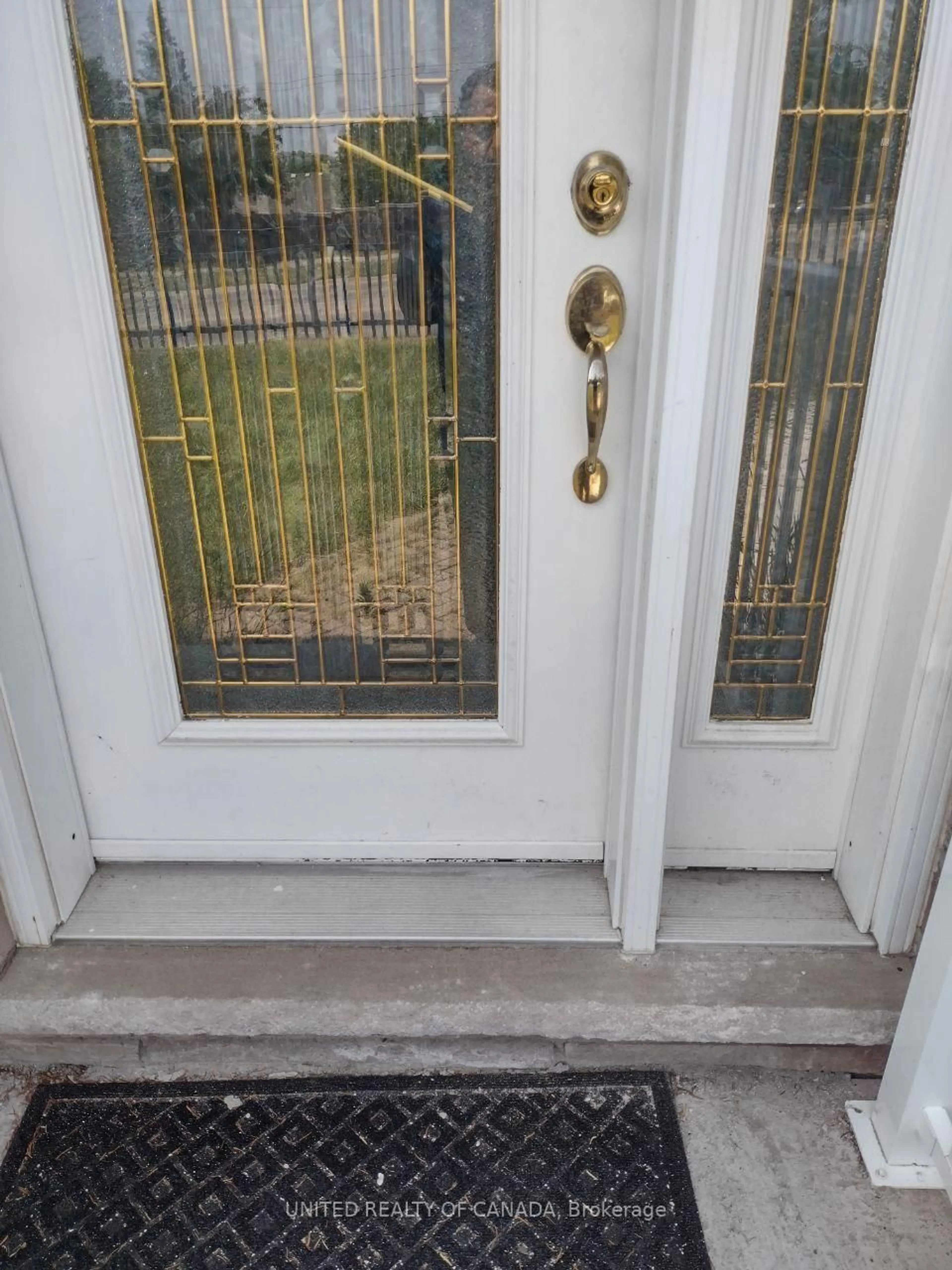 Indoor entryway for 940 Oxford St, London North Ontario N6H 1V3