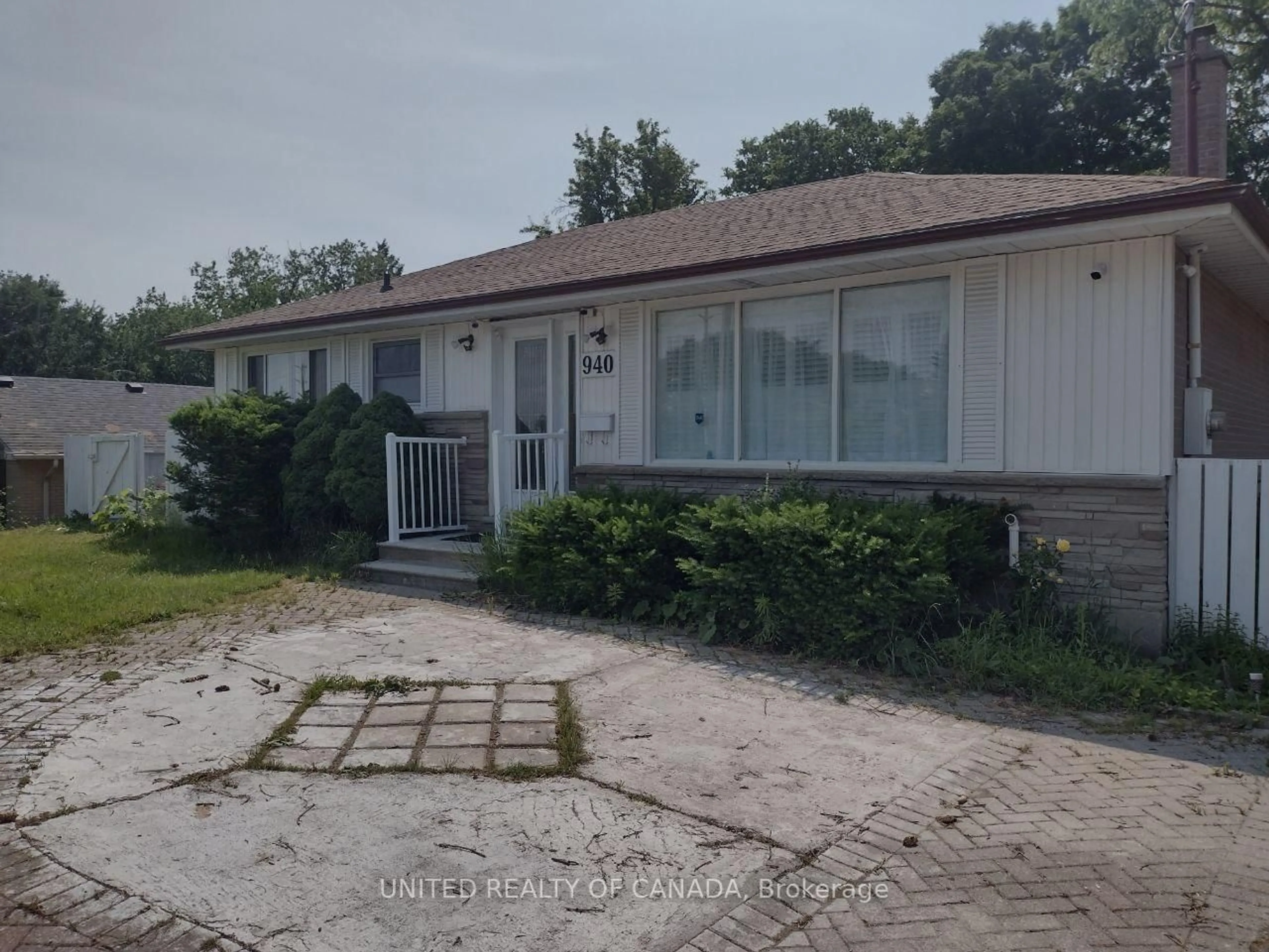 A pic from outside/outdoor area/front of a property/back of a property/a pic from drone, street for 940 Oxford St, London North Ontario N6H 1V3