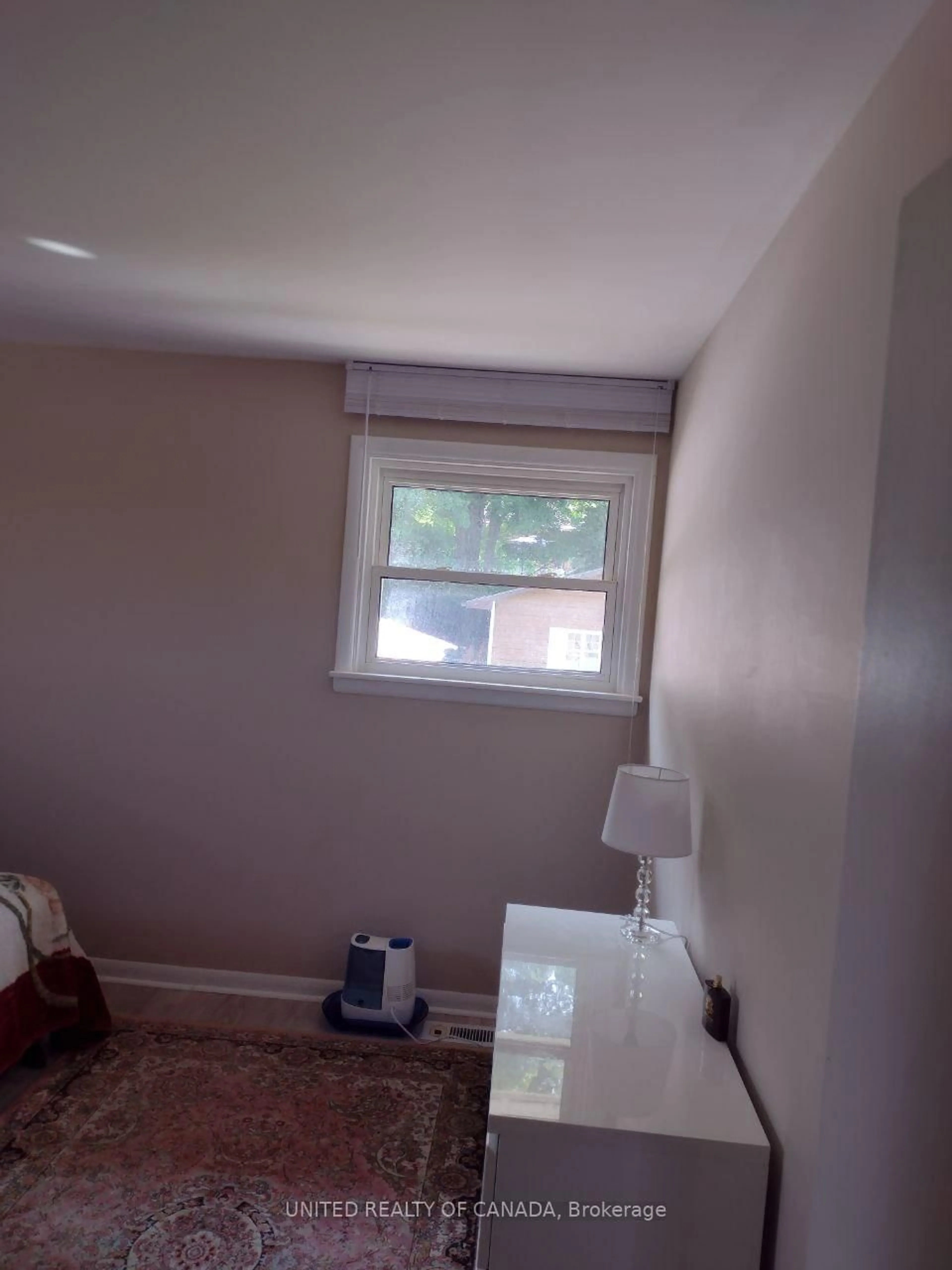 A pic of a room for 940 Oxford St, London North Ontario N6H 1V3