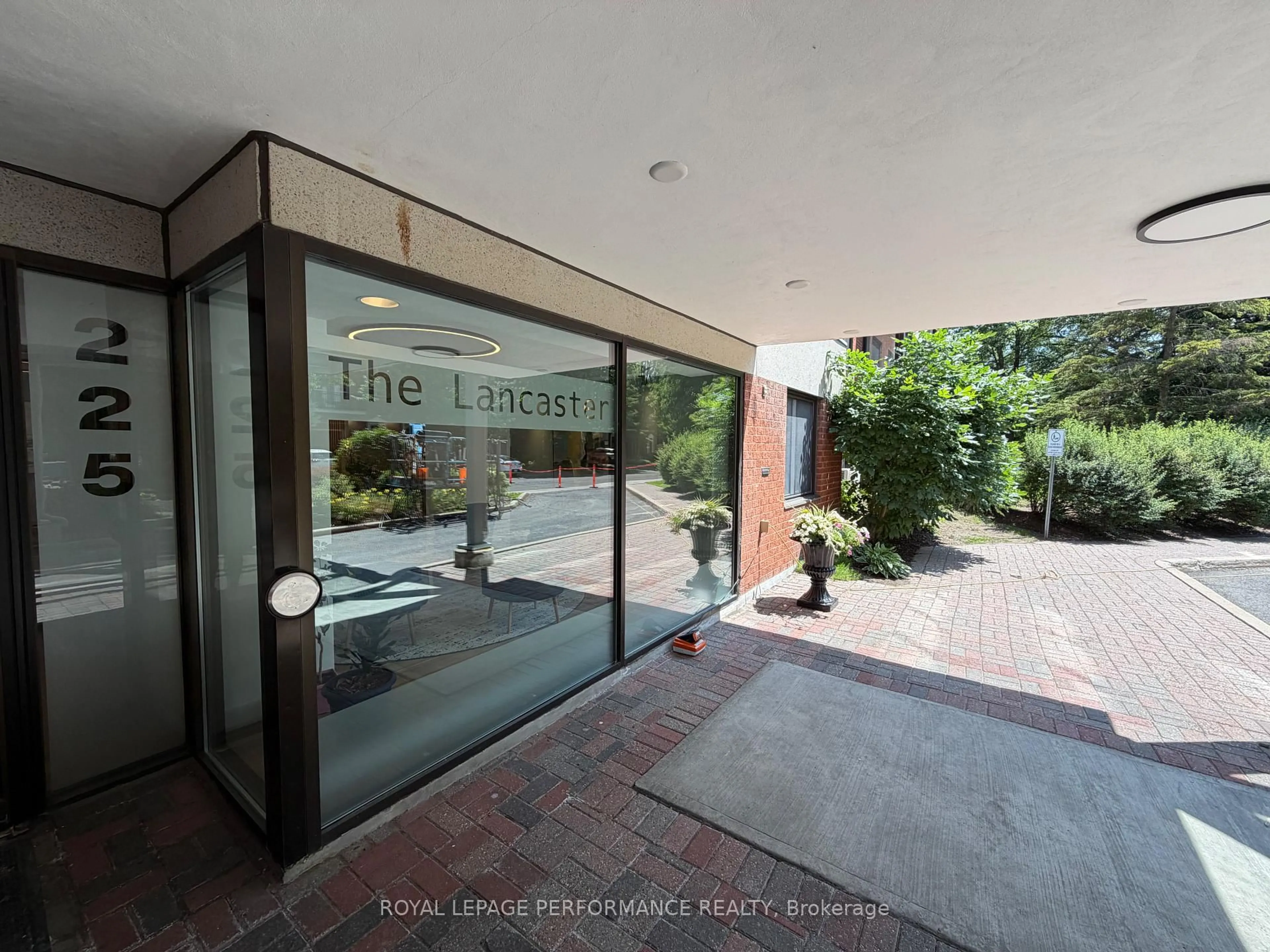Indoor foyer for 225 Alvin Rd #507, Ottawa Ontario K1K 4H6