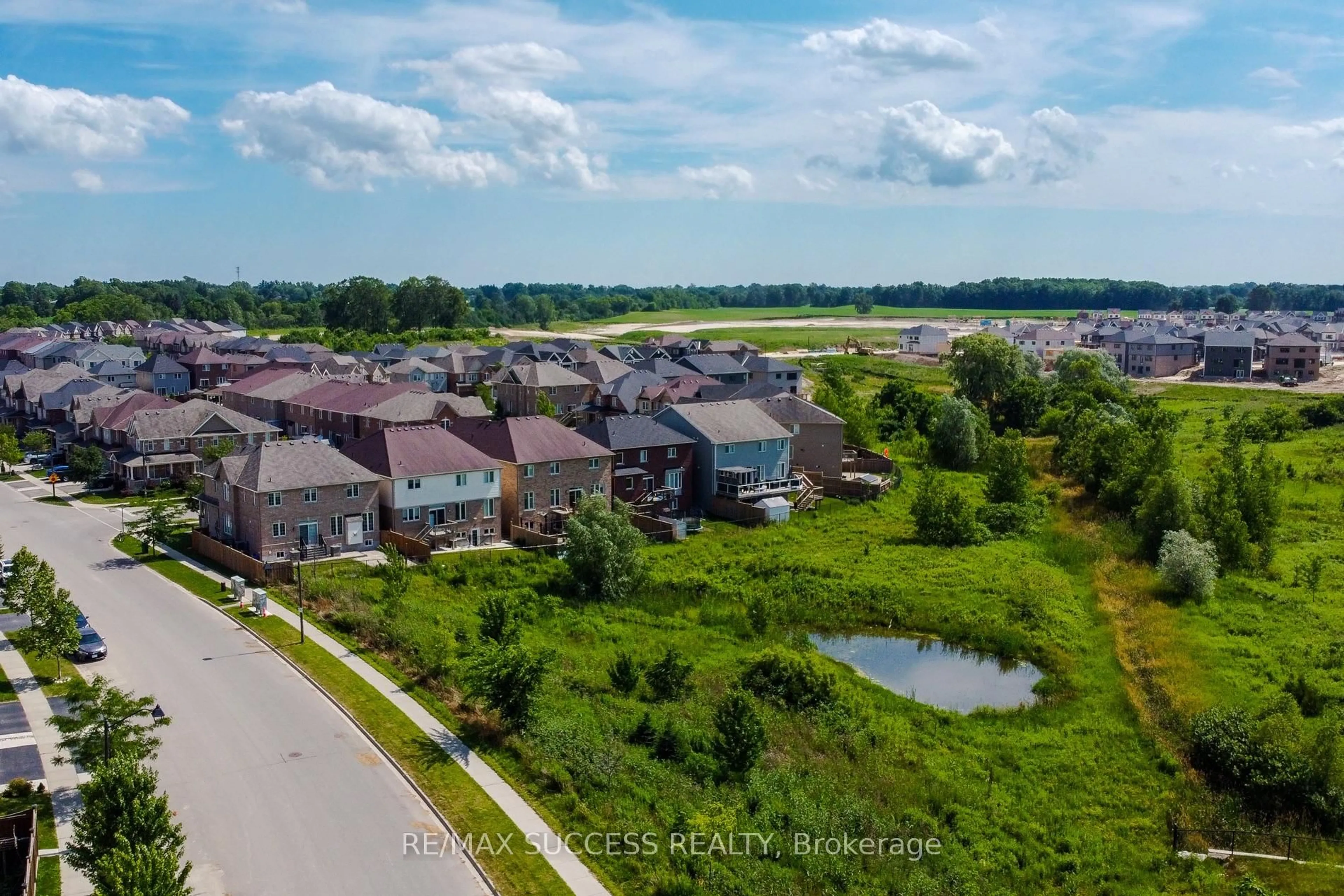 A pic from outside/outdoor area/front of a property/back of a property/a pic from drone, water/lake/river/ocean view for 2 Turnbull Dr, Brantford Ontario N3T 0K4