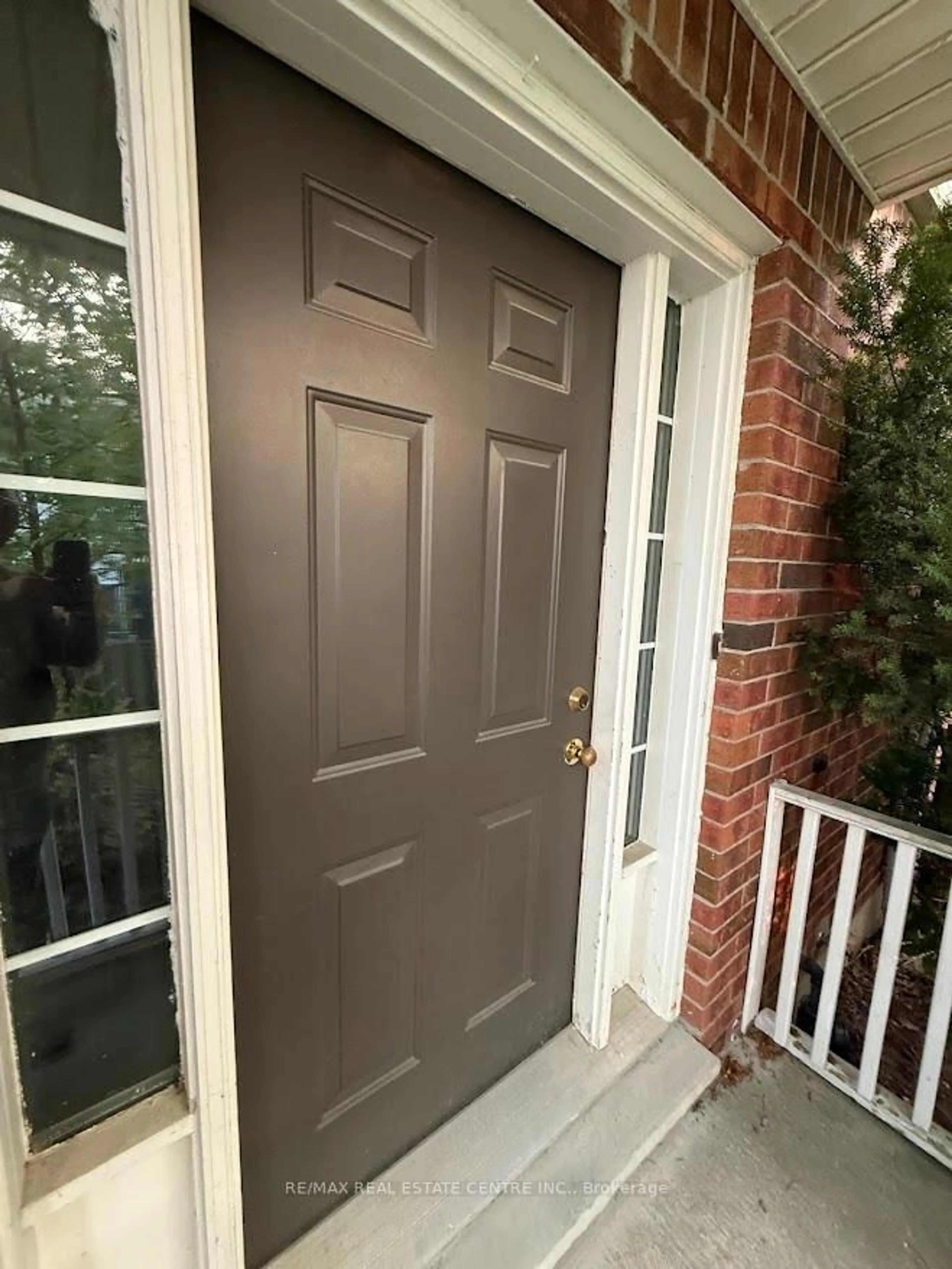Indoor entryway for 185 Highland Cres #1, Kitchener Ontario N2M 5P8