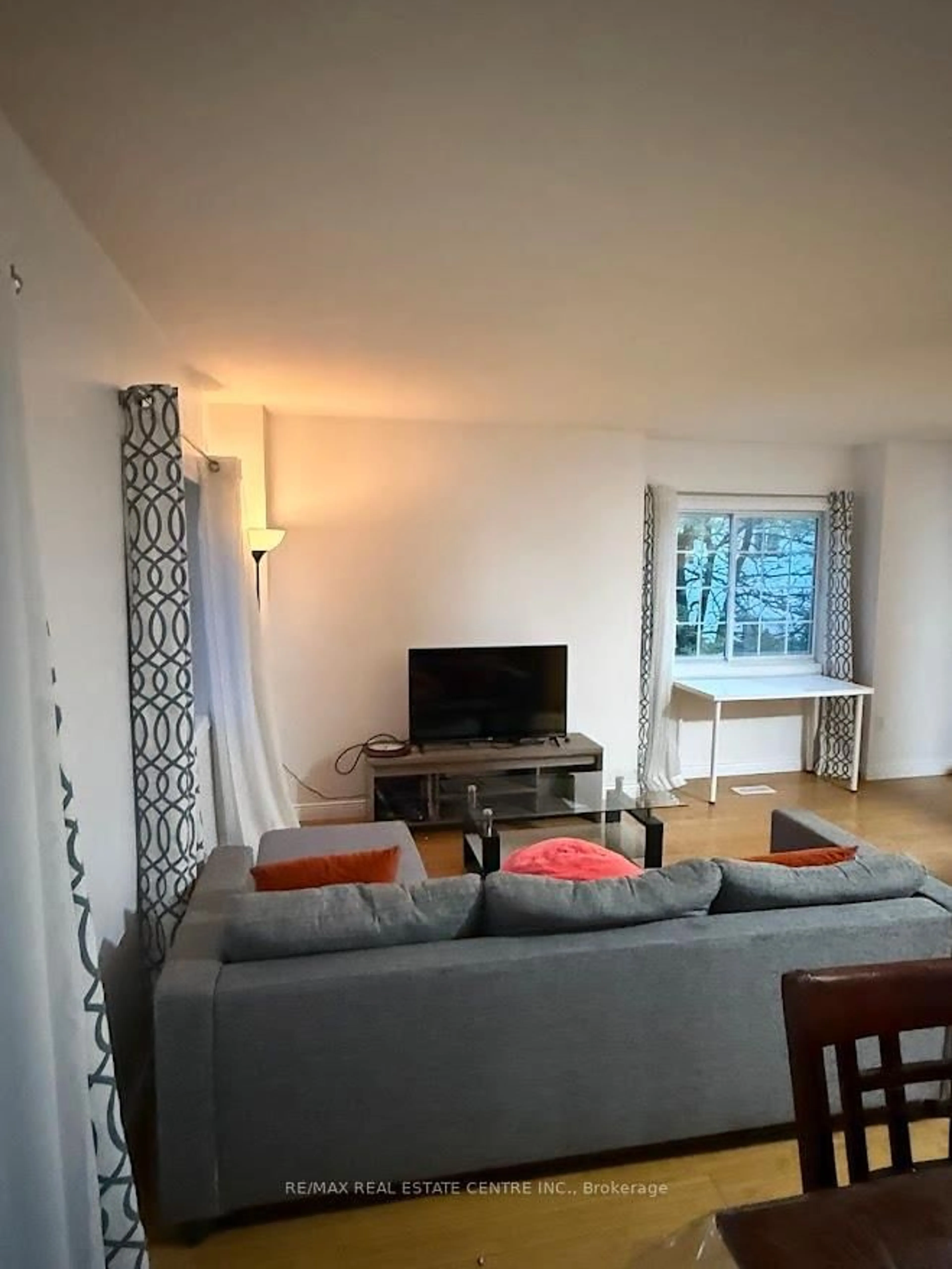 Living room with furniture, unknown for 185 Highland Cres #1, Kitchener Ontario N2M 5P8