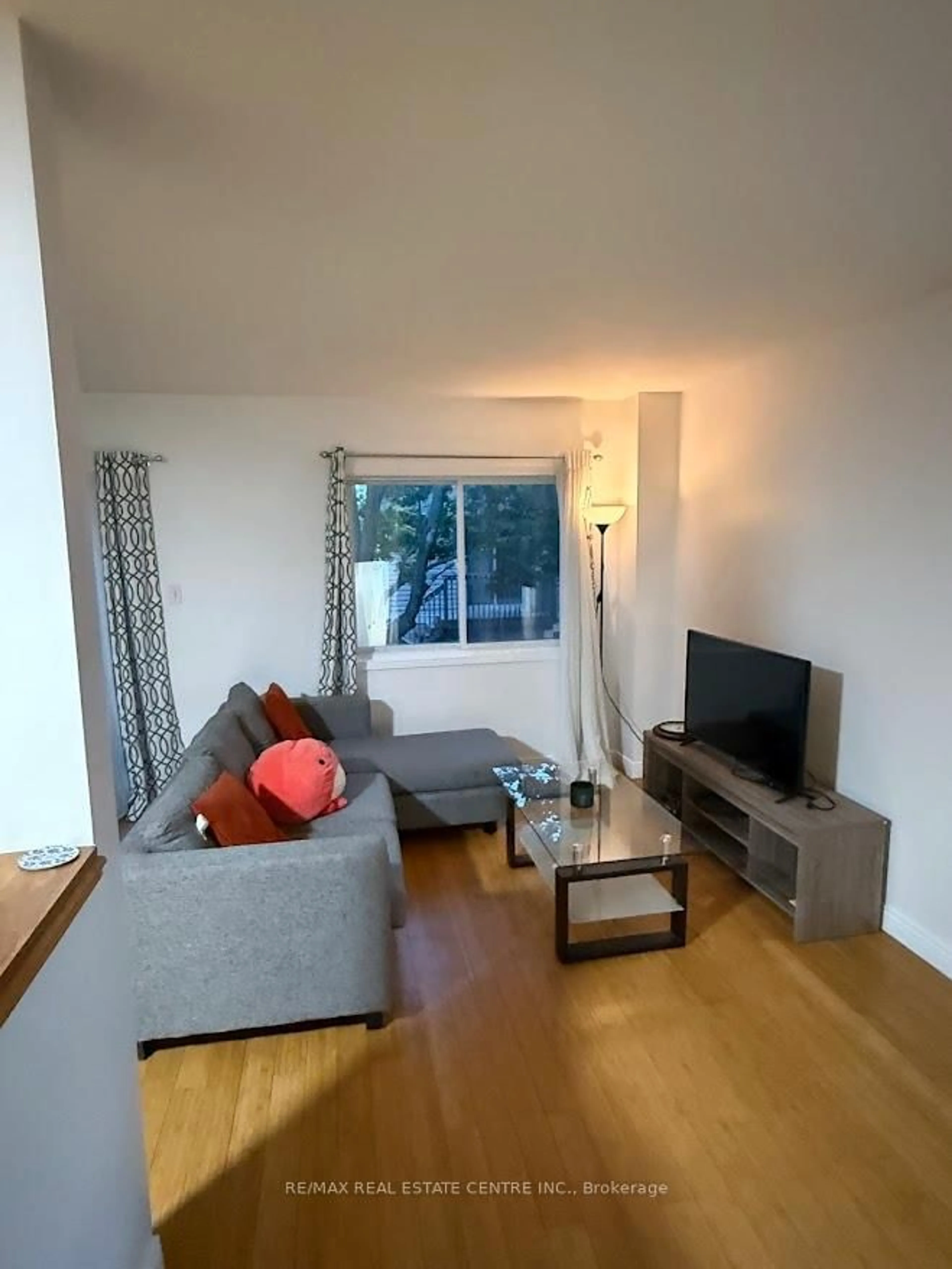 Living room with furniture, unknown for 185 Highland Cres #1, Kitchener Ontario N2M 5P8