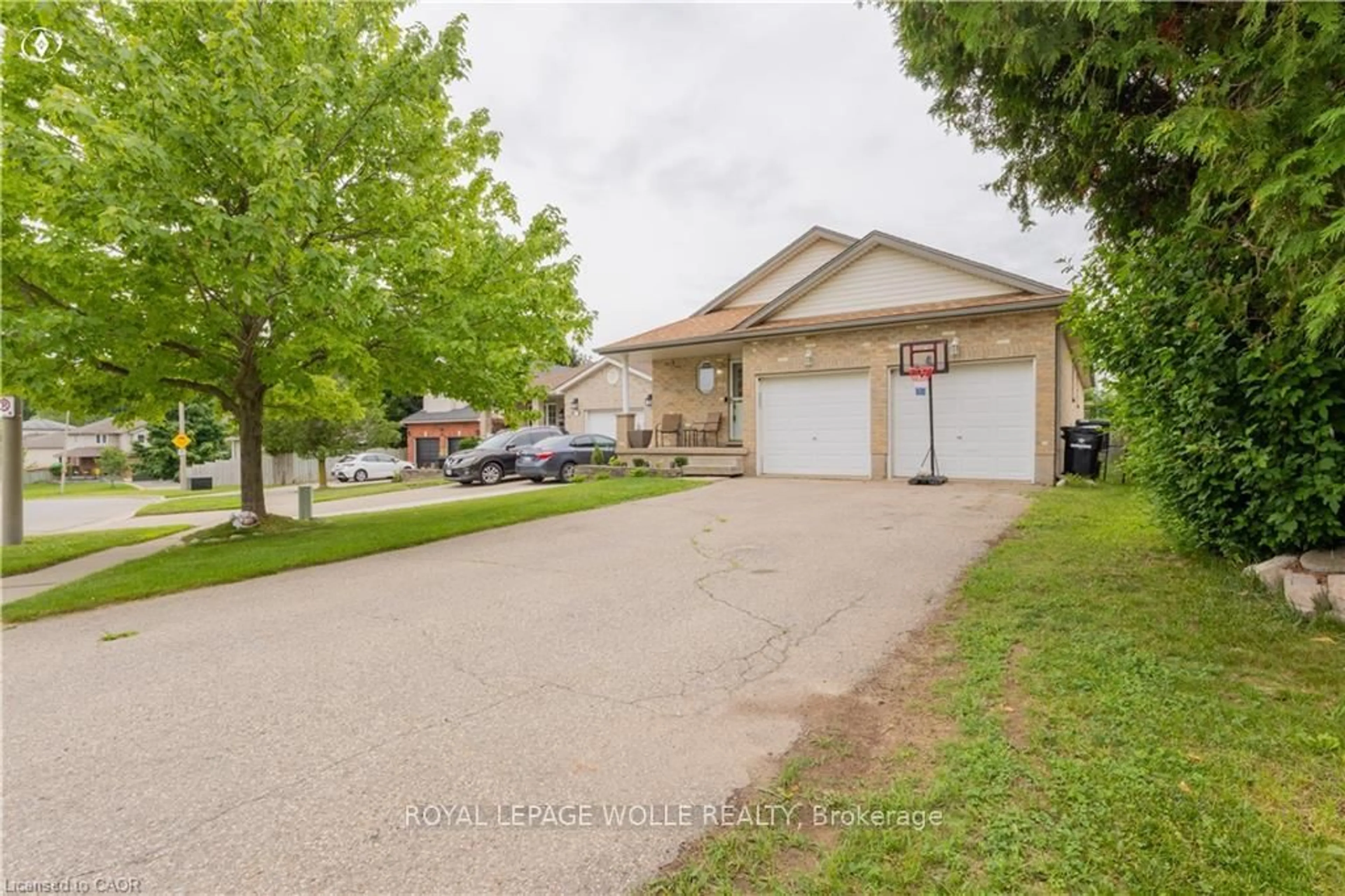A pic from outside/outdoor area/front of a property/back of a property/a pic from drone, street for 104 Kent St, Cambridge Ontario N1S 4H2
