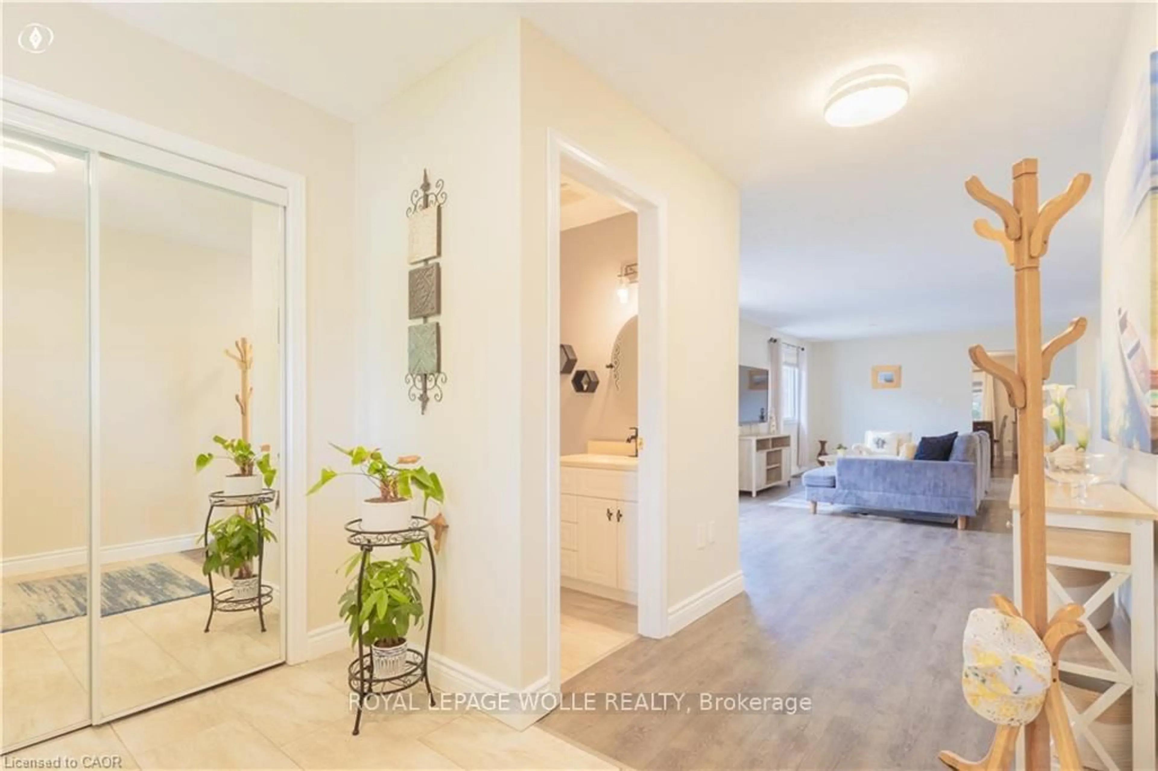 Indoor entryway for 104 Kent St, Cambridge Ontario N1S 4H2