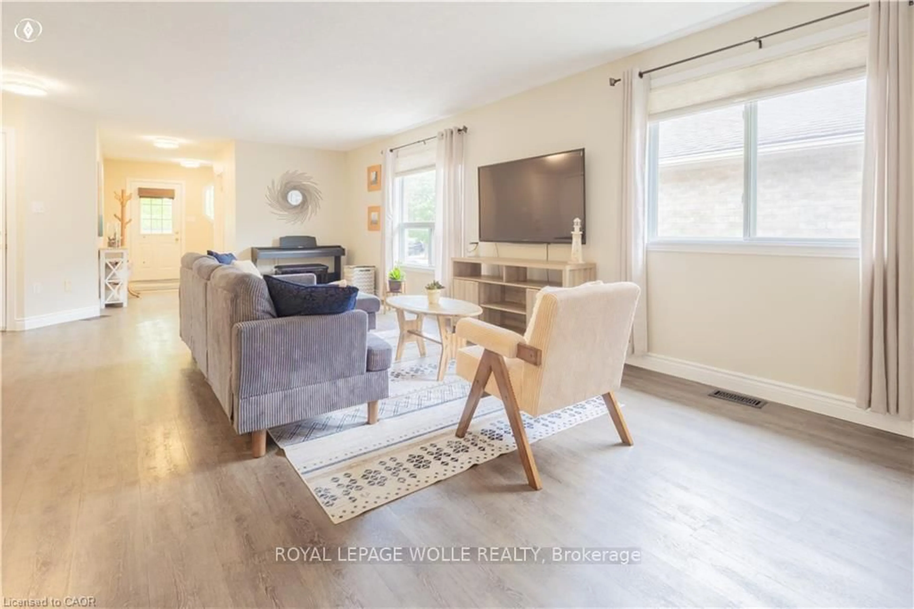 Living room with furniture, wood/laminate floor for 104 Kent St, Cambridge Ontario N1S 4H2