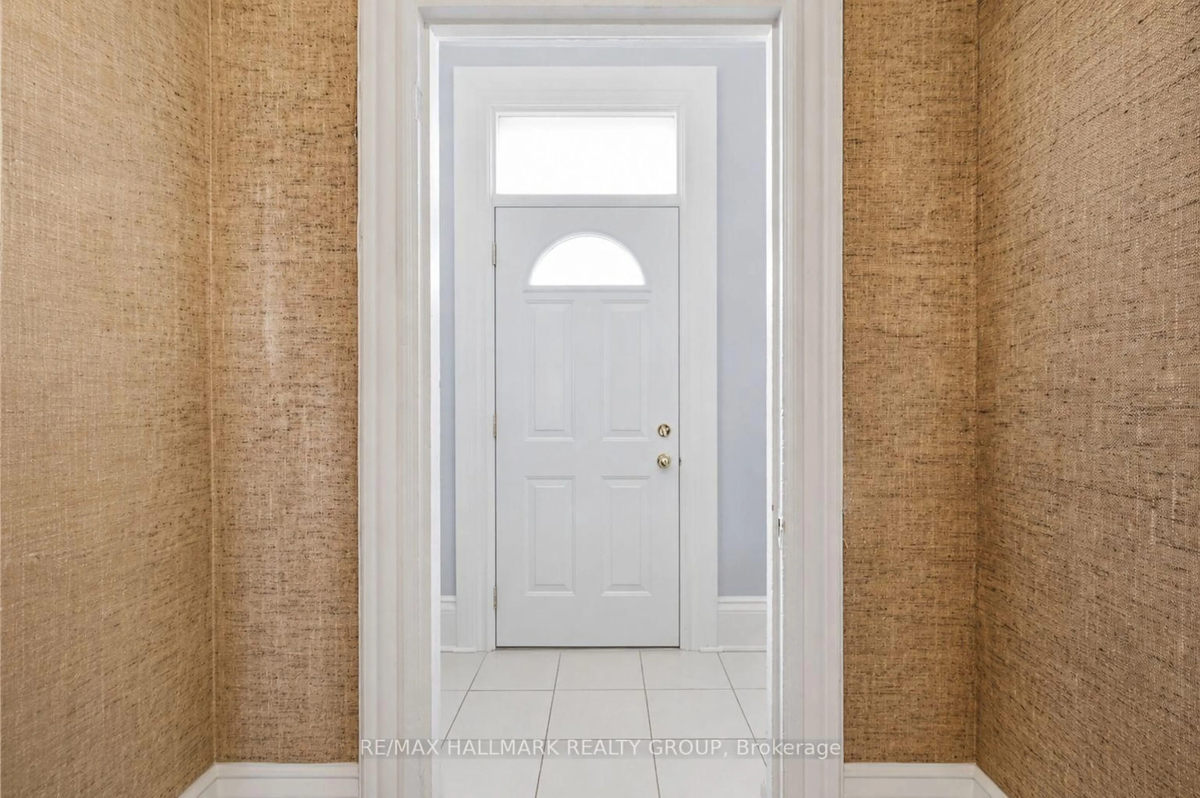 Indoor entryway for 453 Catherine St #451 & 453, Ottawa Ontario K1R 5T7