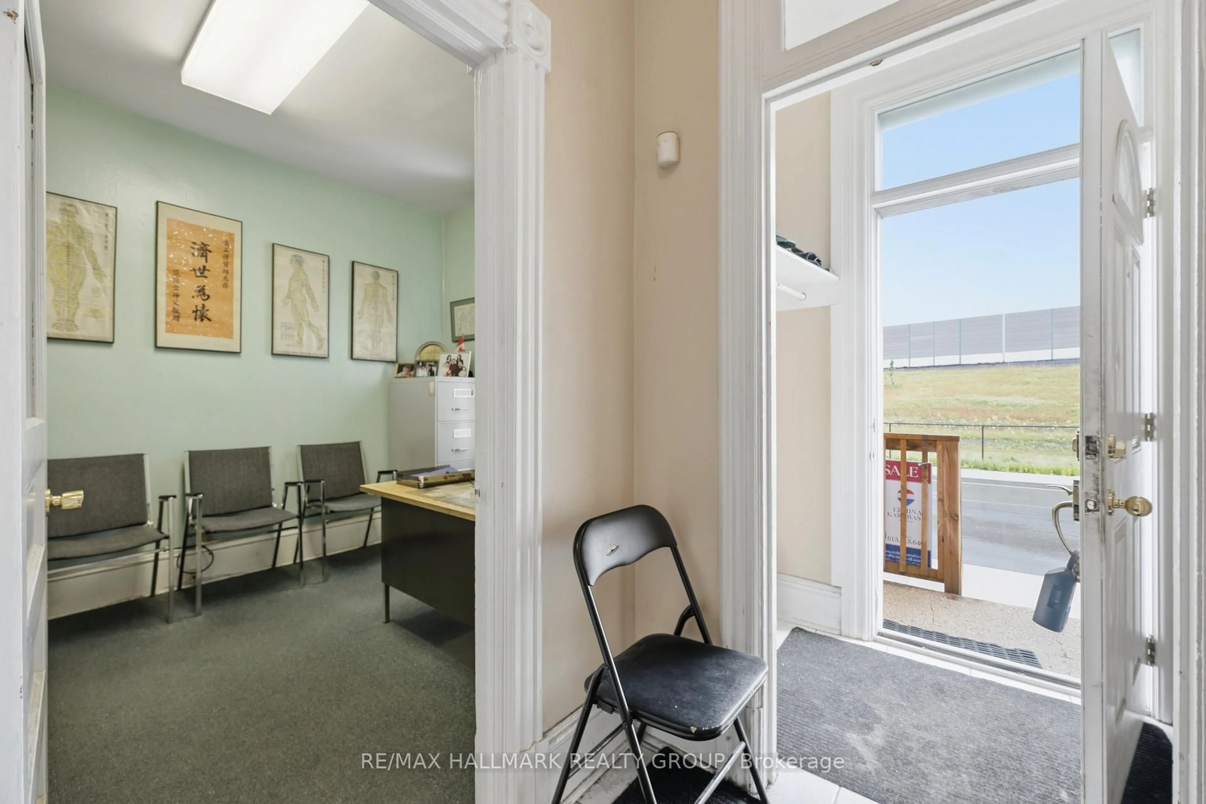 A pic of a room for 453 Catherine St #451 & 453, Ottawa Ontario K1R 5T7