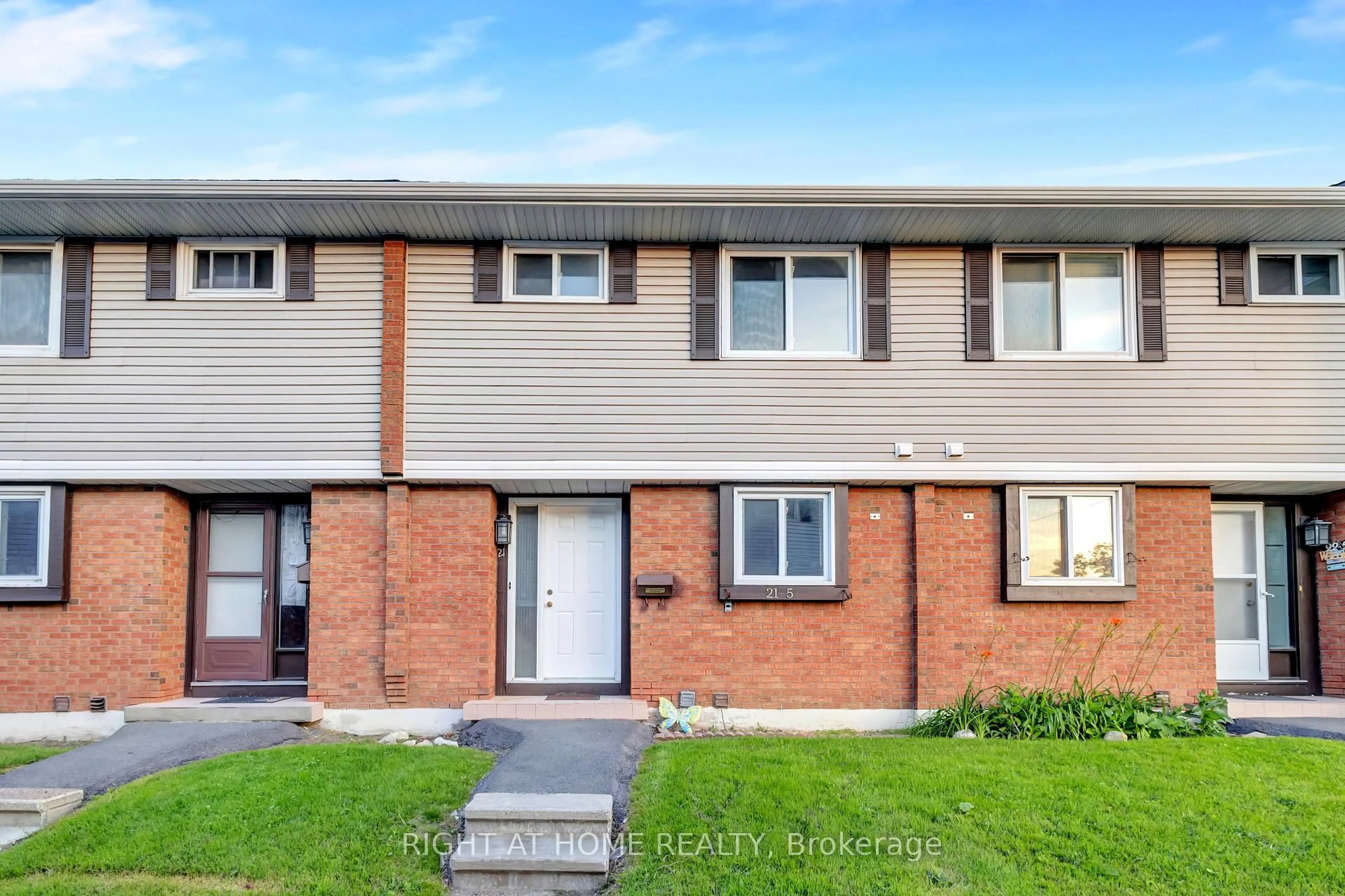 A pic from outside/outdoor area/front of a property/back of a property/a pic from drone, street for 5 Hadley Circ #21, Ottawa Ontario K2H 6P1