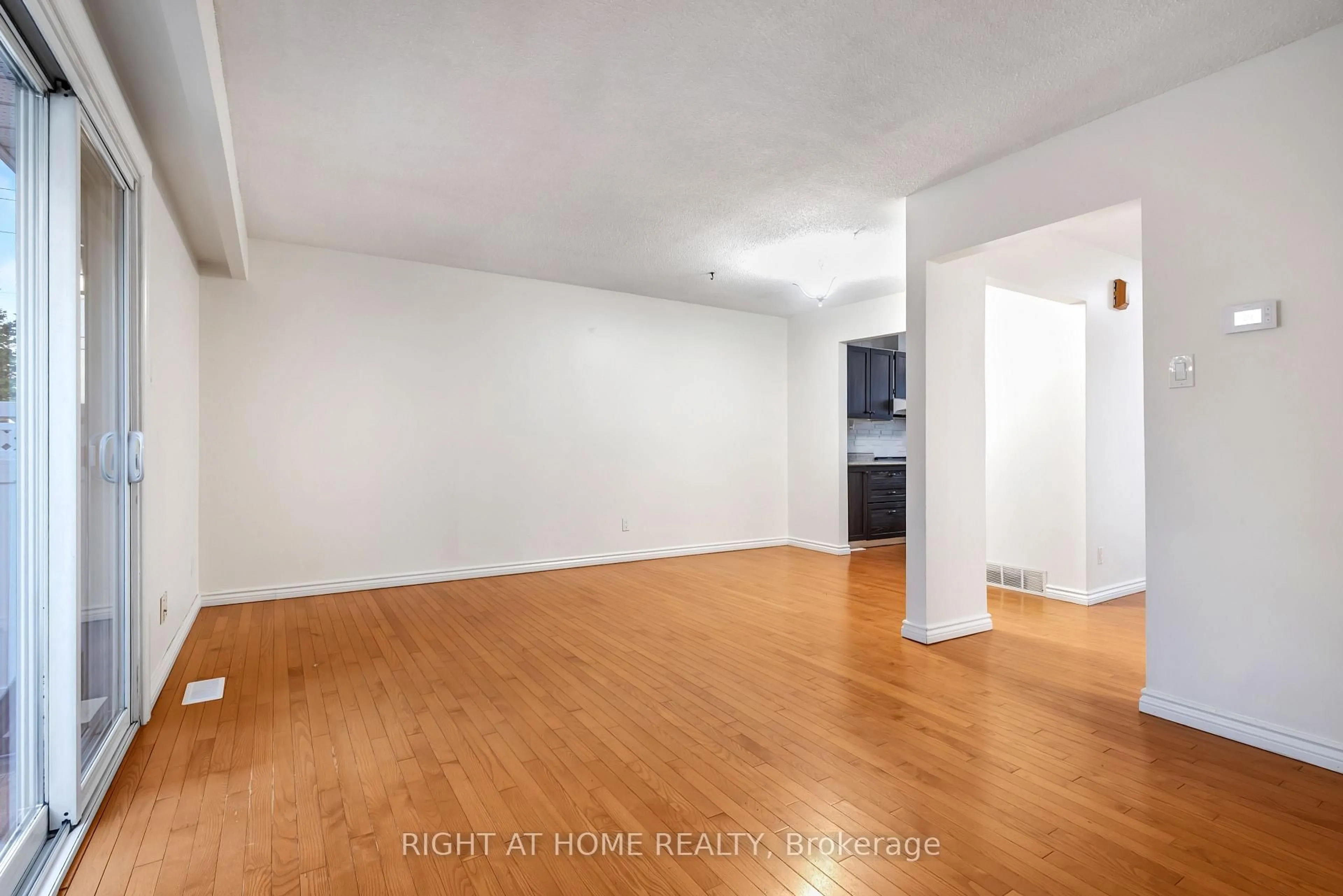 A pic of a room for 5 Hadley Circ #21, Ottawa Ontario K2H 6P1