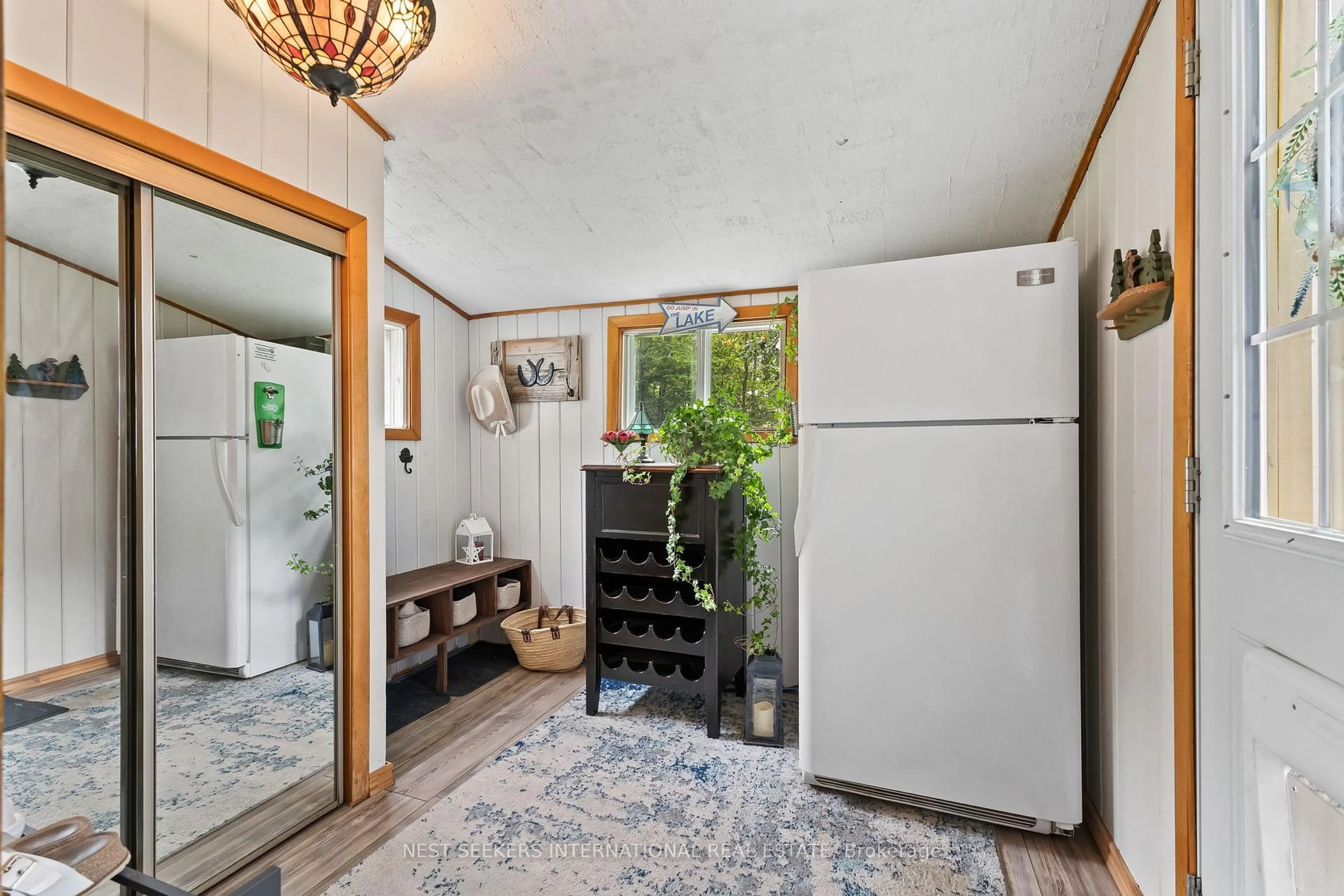 Indoor entryway for 27 Young St, Kawartha Lakes Ontario L0K 1W0