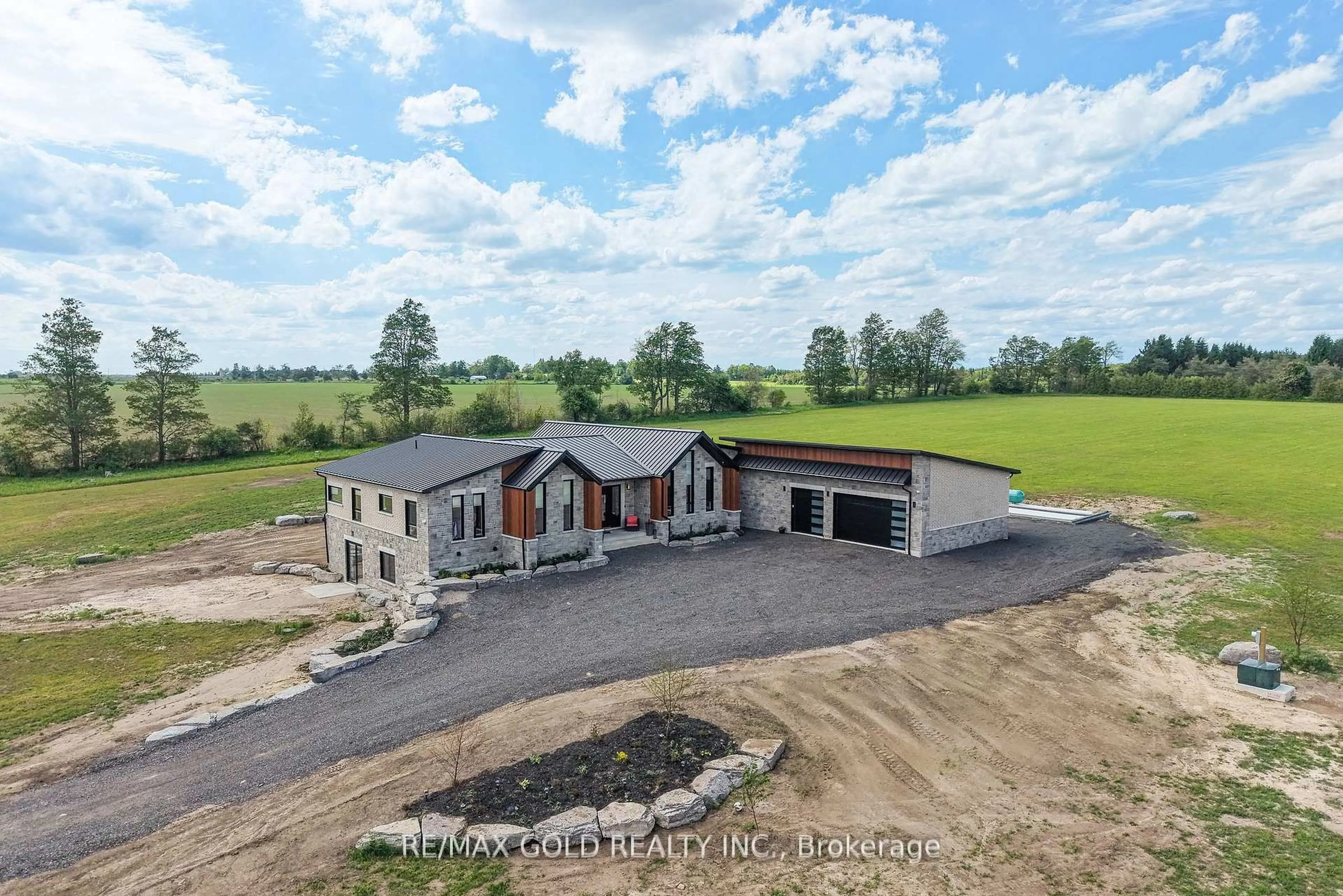 A pic from outside/outdoor area/front of a property/back of a property/a pic from drone, building for 554068 Mono Amaranth Townline, Amaranth Ontario L9W 0T1