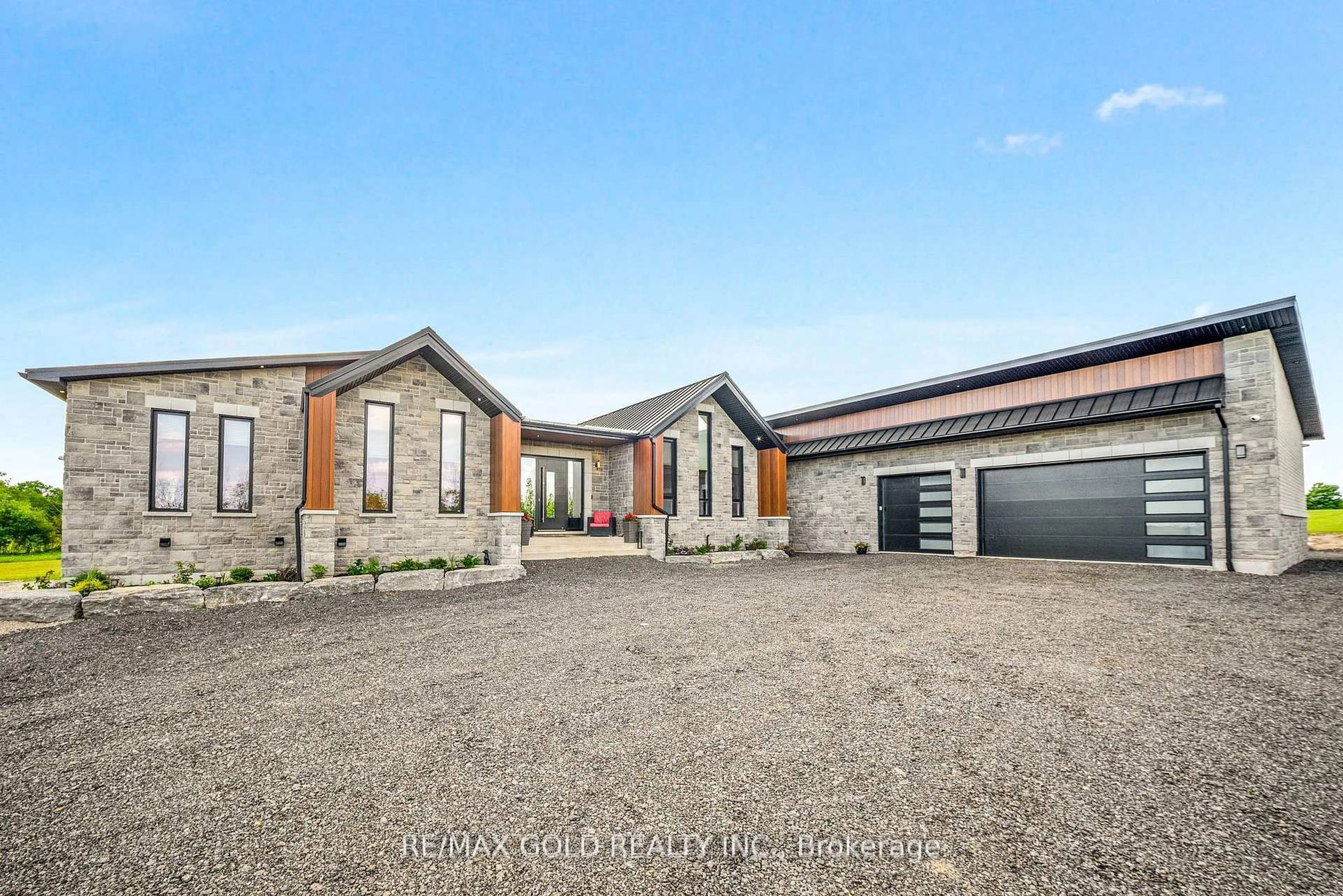 A pic from outside/outdoor area/front of a property/back of a property/a pic from drone, building for 554068 Mono Amaranth Townline, Amaranth Ontario L9W 0T1