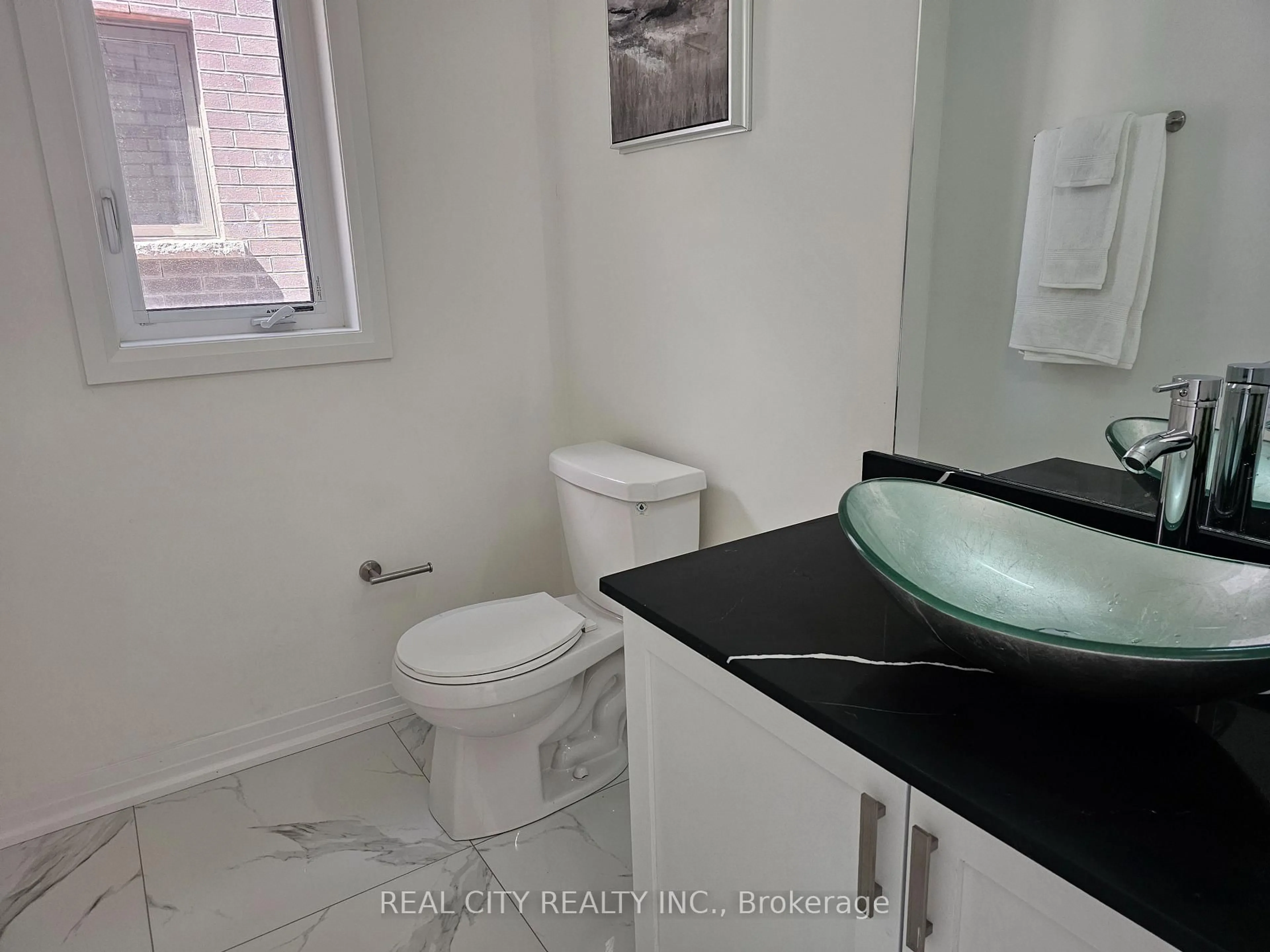 Standard bathroom, ceramic/tile floor for 6 Sherrill Ave, Brantford Ontario N3V 0C3