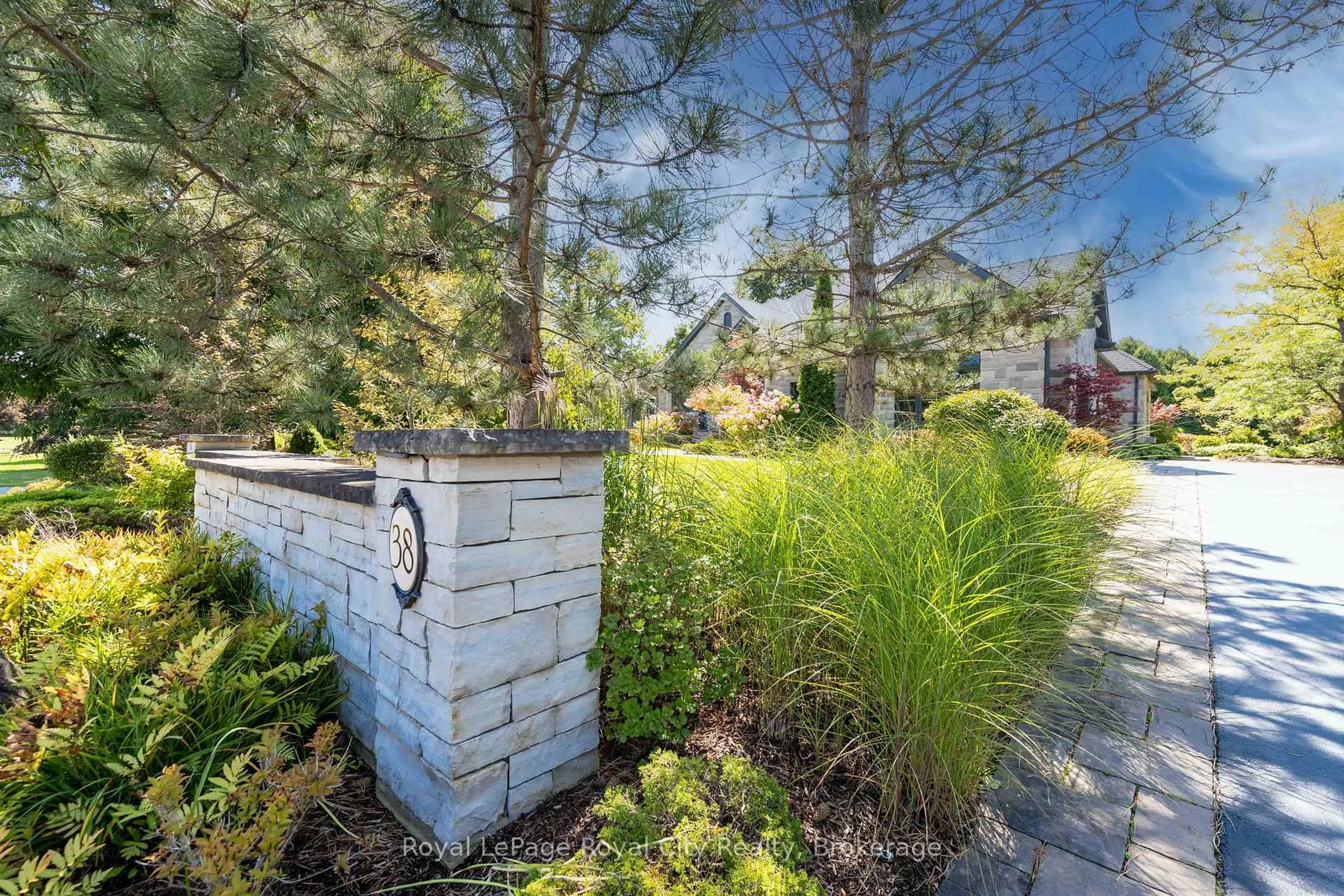 Patio, street for 38 Carriage Lane, Puslinch Ontario N1H 6H9