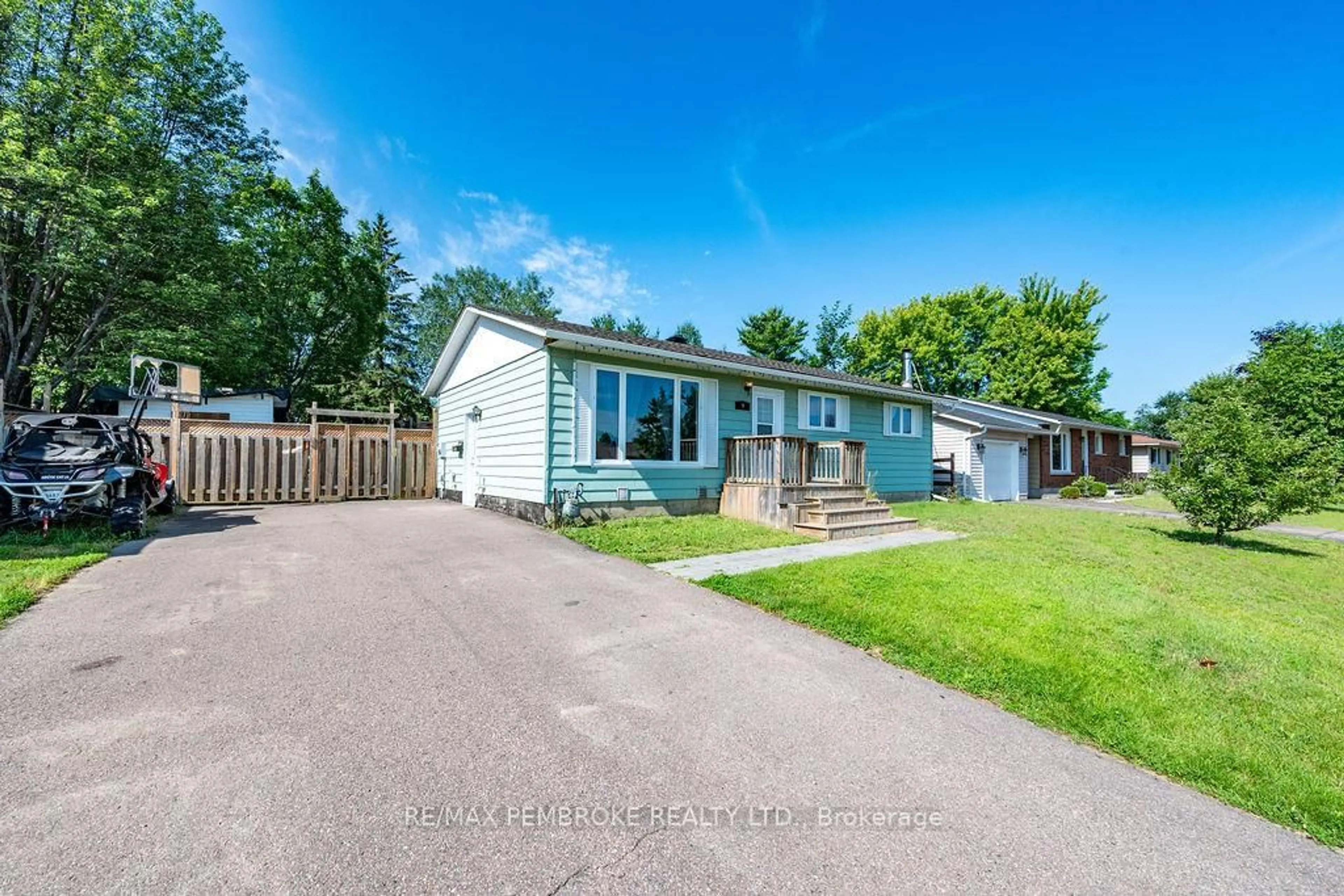 A pic from outside/outdoor area/front of a property/back of a property/a pic from drone, street for 9 James St, Petawawa Ontario K8H 3B4