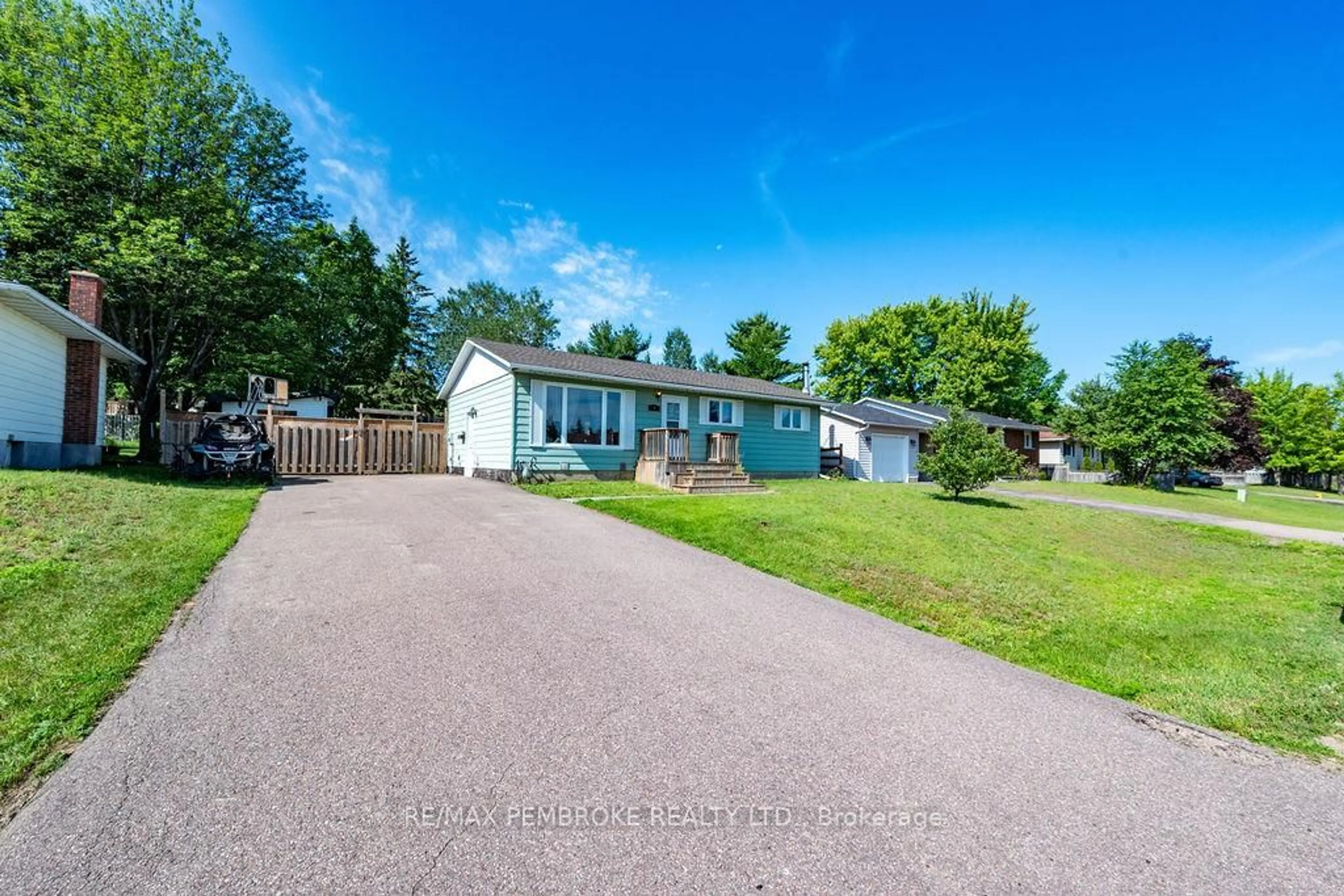 A pic from outside/outdoor area/front of a property/back of a property/a pic from drone, street for 9 James St, Petawawa Ontario K8H 3B4