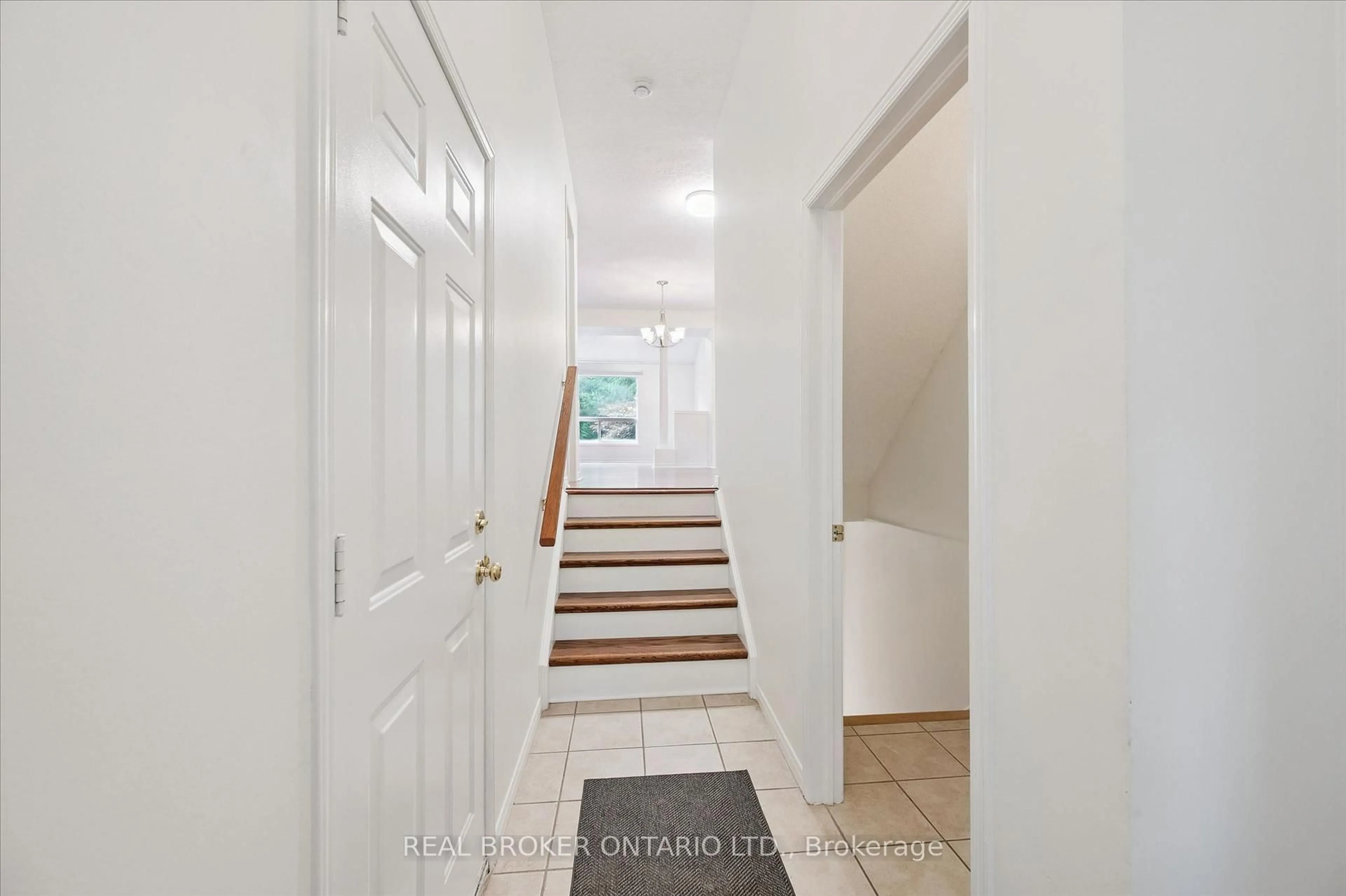 Indoor entryway for 69 Woolwich St, Kitchener Ontario N2K 1S2