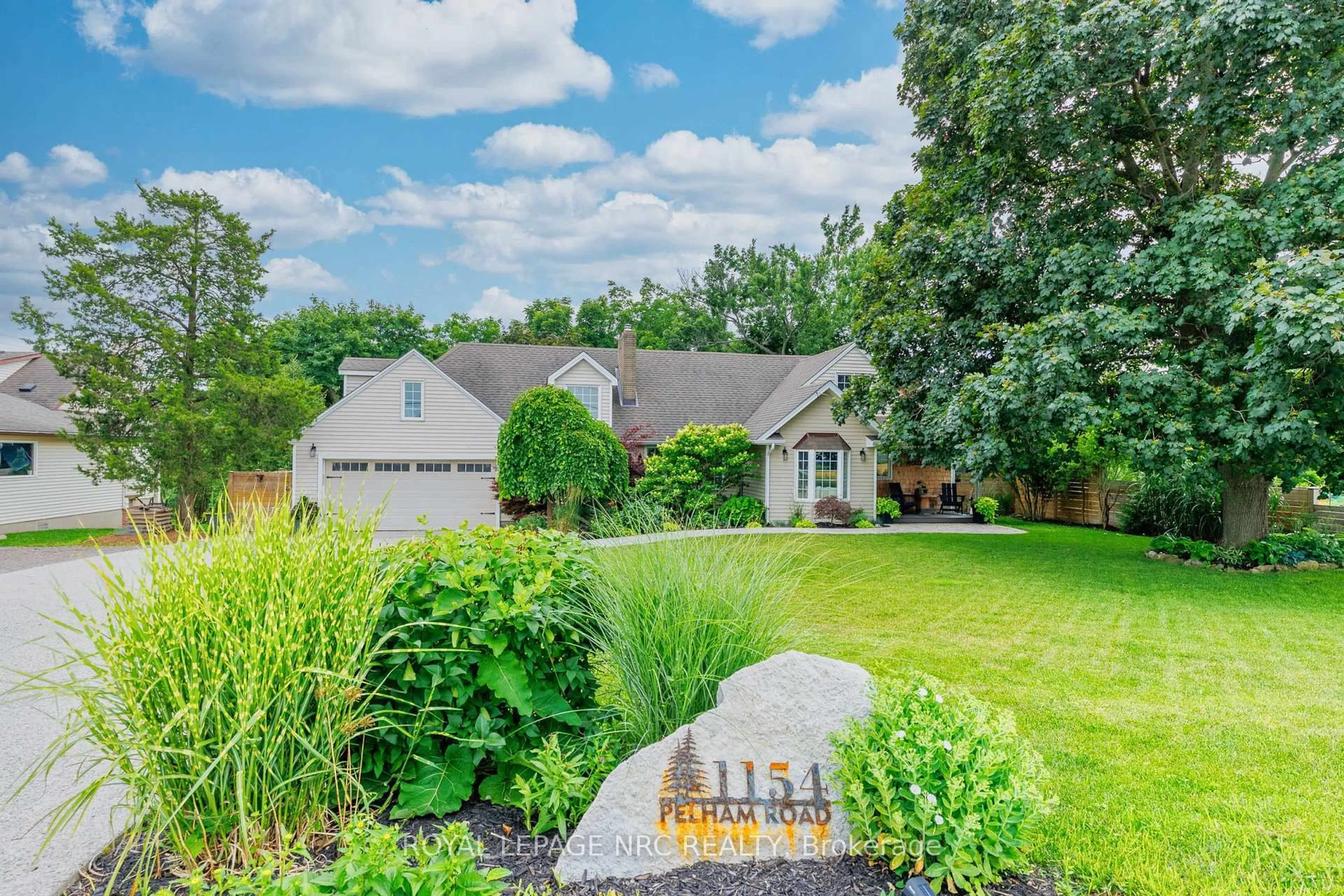 A pic from outside/outdoor area/front of a property/back of a property/a pic from drone, water/lake/river/ocean view for 1154 Pelham Rd, St. Catharines Ontario L2R 6P7