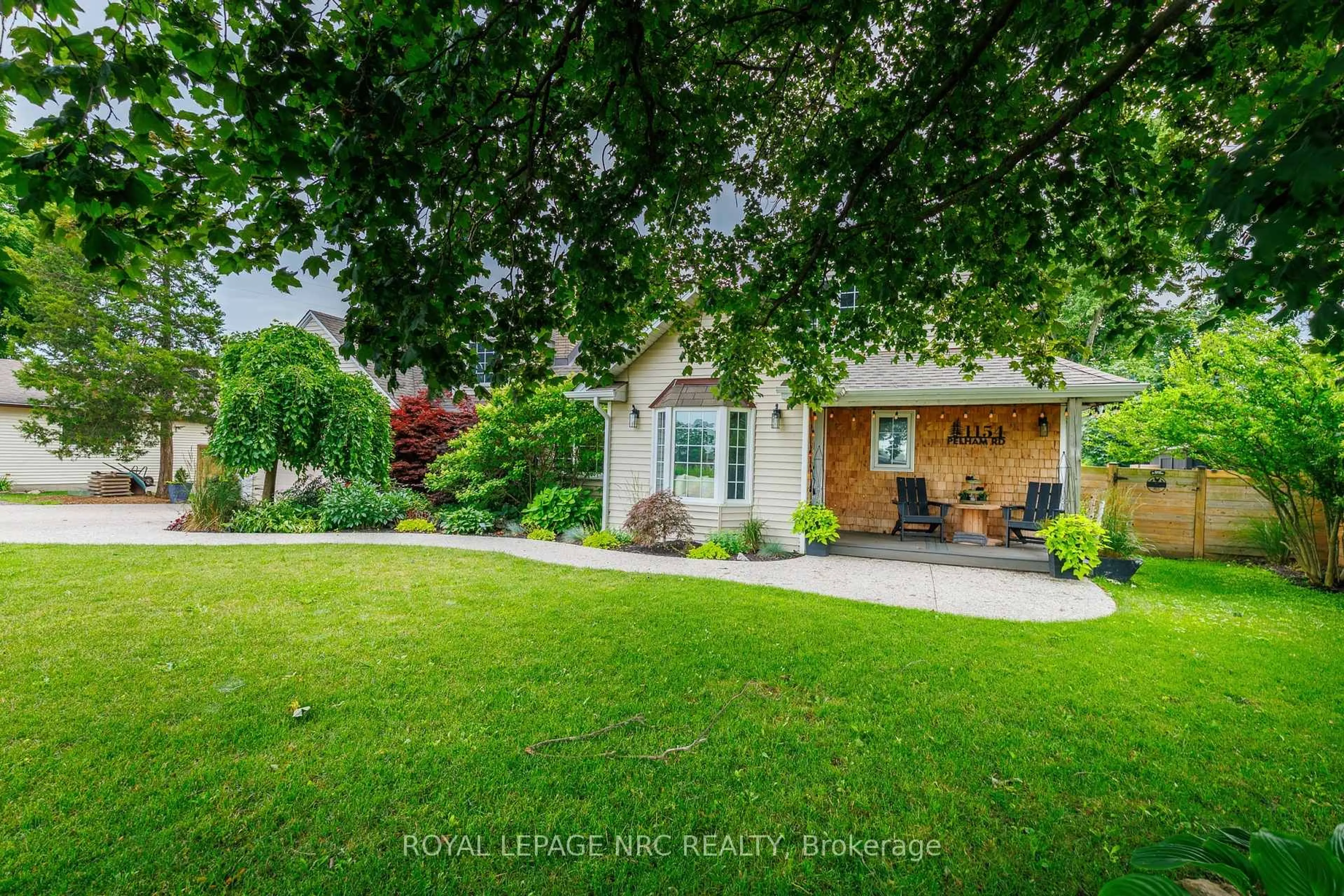 A pic from outside/outdoor area/front of a property/back of a property/a pic from drone, street for 1154 Pelham Rd, St. Catharines Ontario L2R 6P7