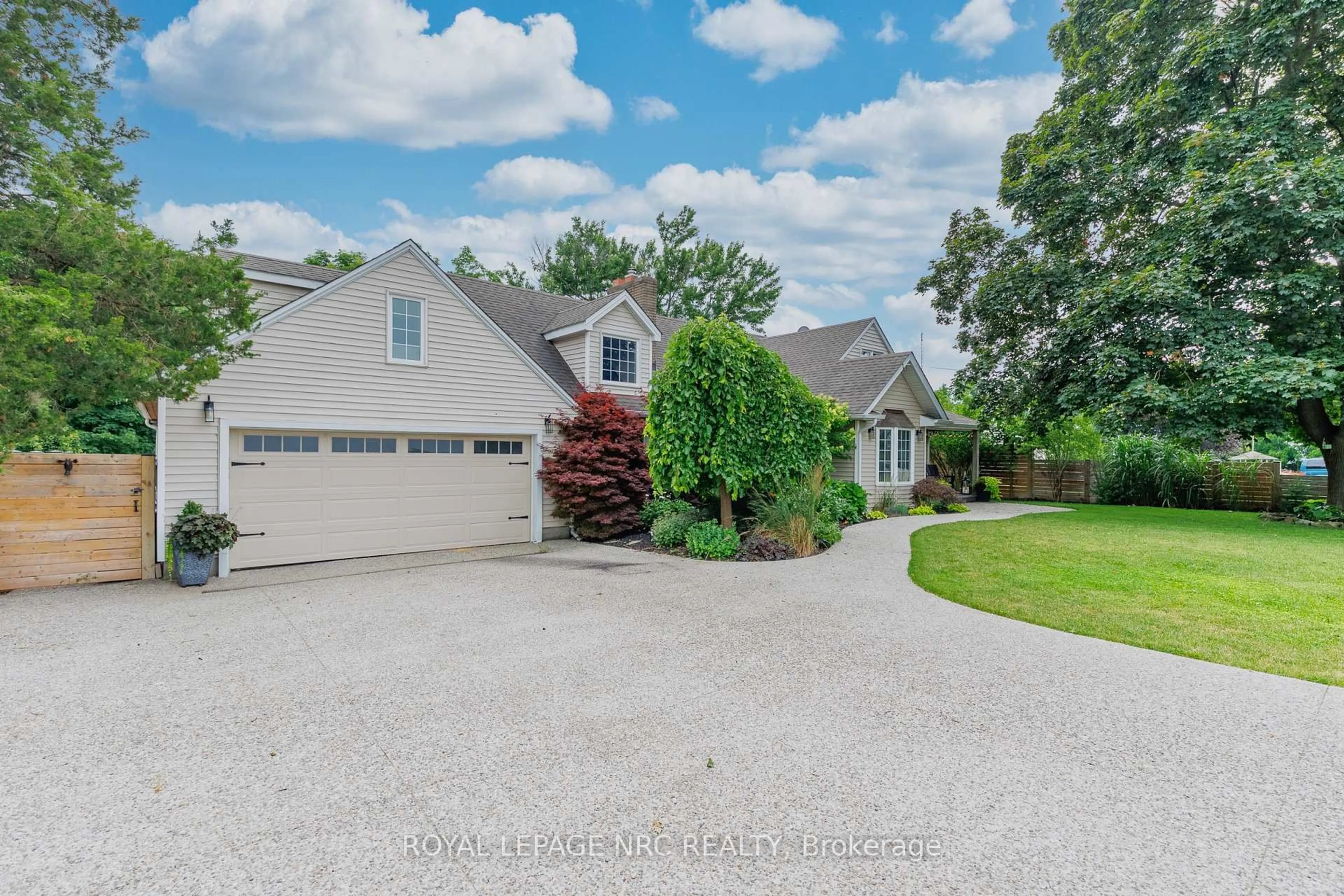 A pic from outside/outdoor area/front of a property/back of a property/a pic from drone, water/lake/river/ocean view for 1154 Pelham Rd, St. Catharines Ontario L2R 6P7