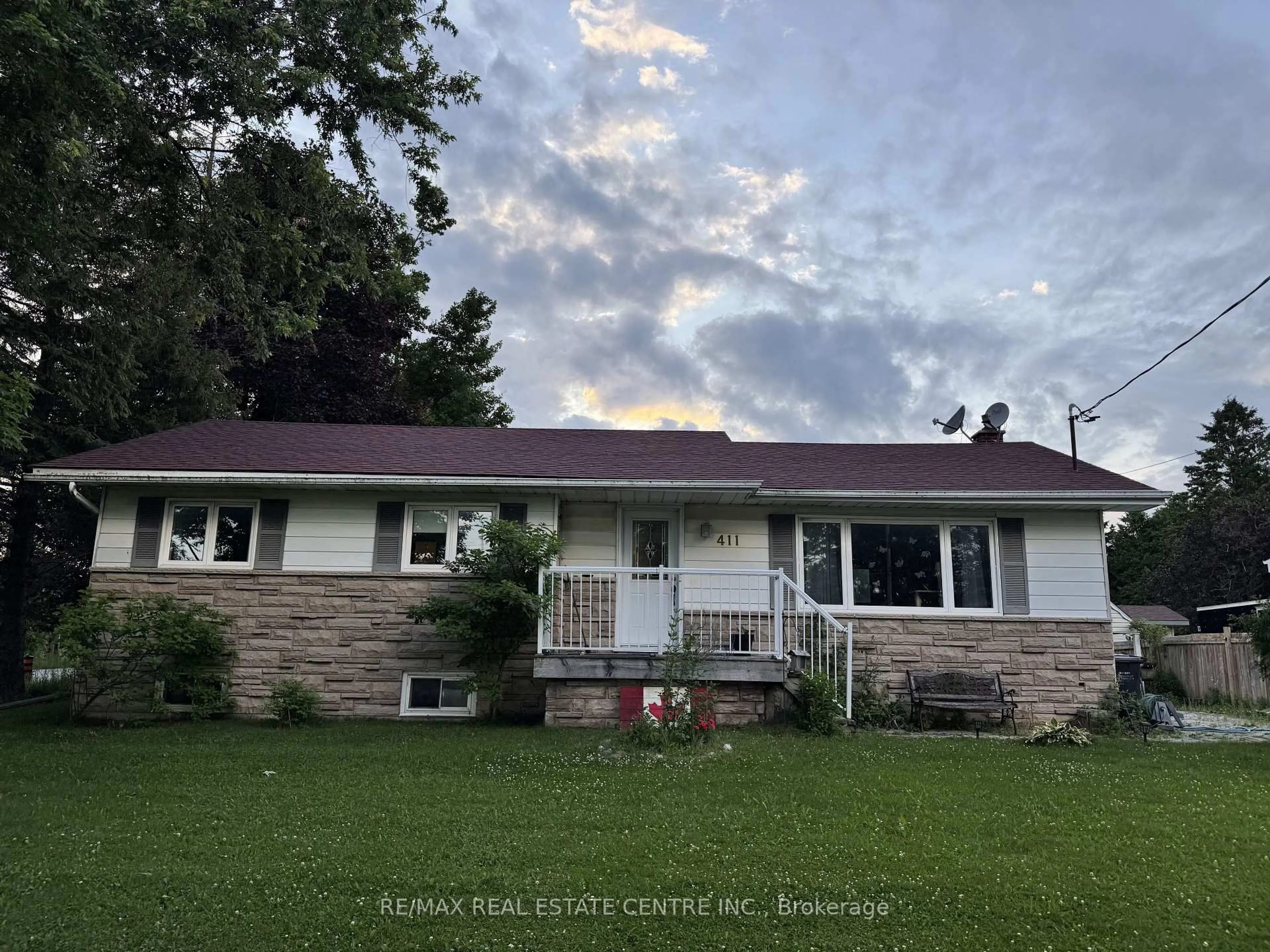 Home with vinyl exterior material, unknown for 411 Main St, Southgate Ontario N0C 1B0