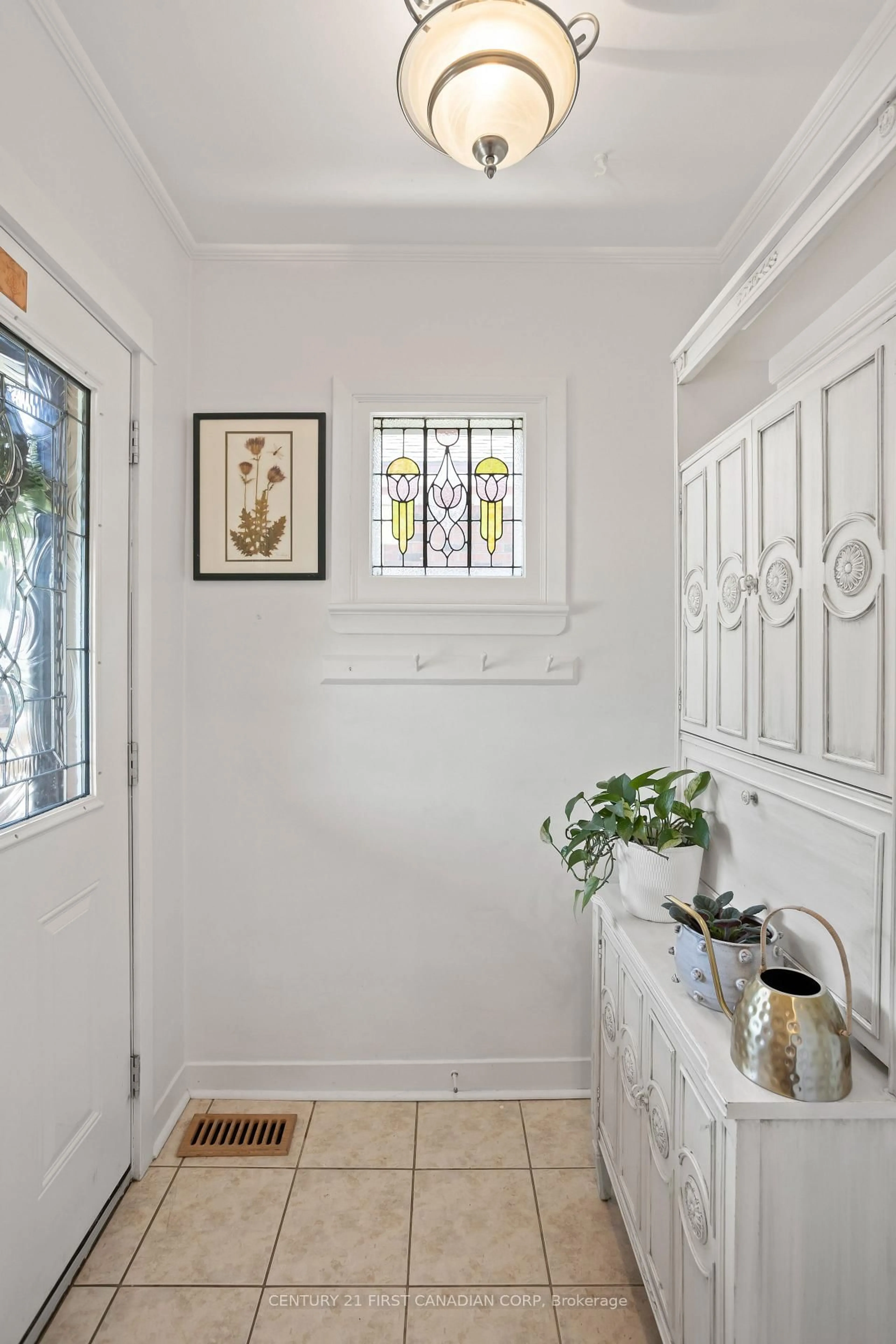 Indoor entryway for 872 Lovett St, London East Ontario N5Z 1N5