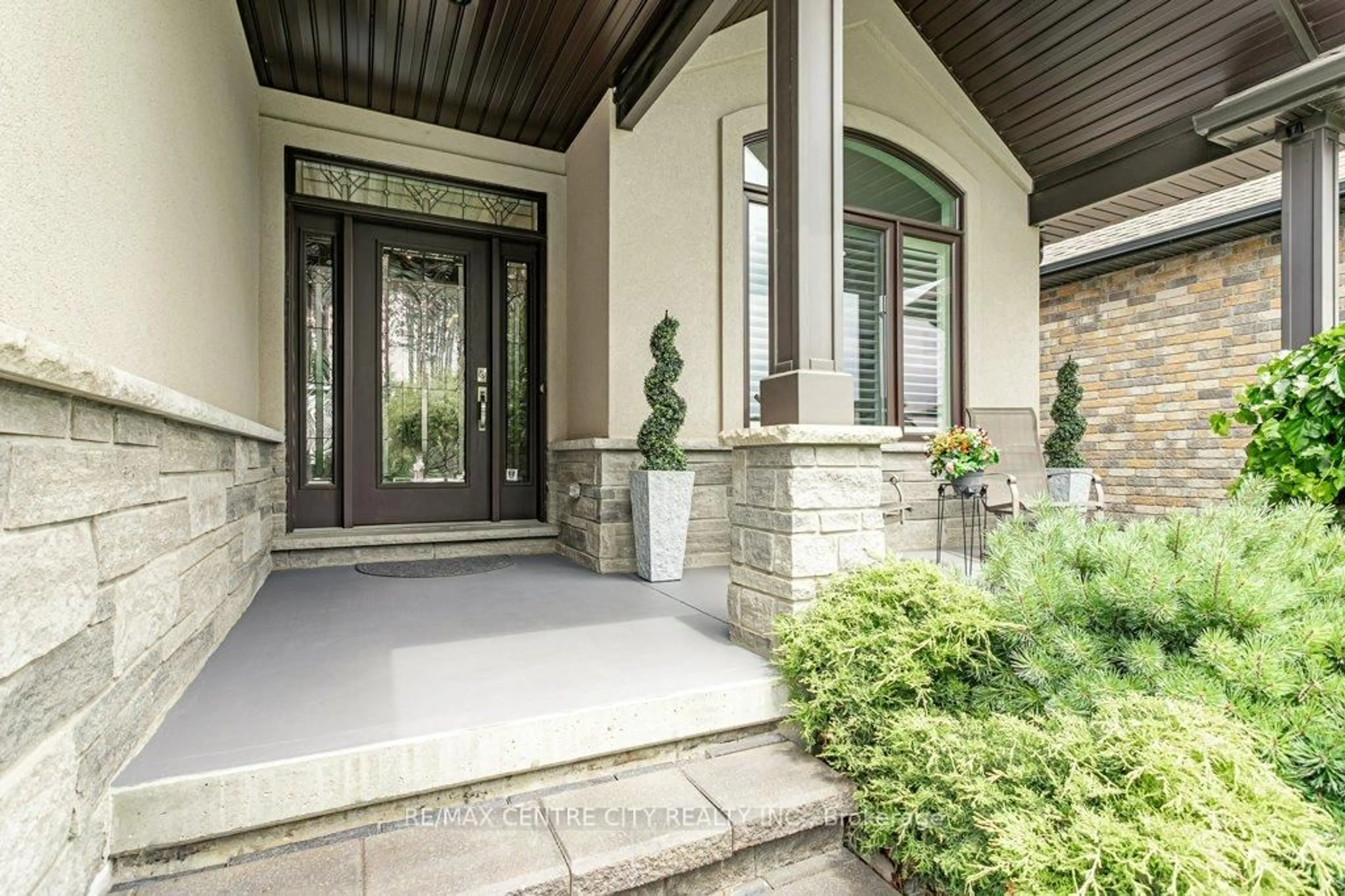 Indoor entryway for 26 Elwood St, Strathroy-Caradoc Ontario N7G 3H3