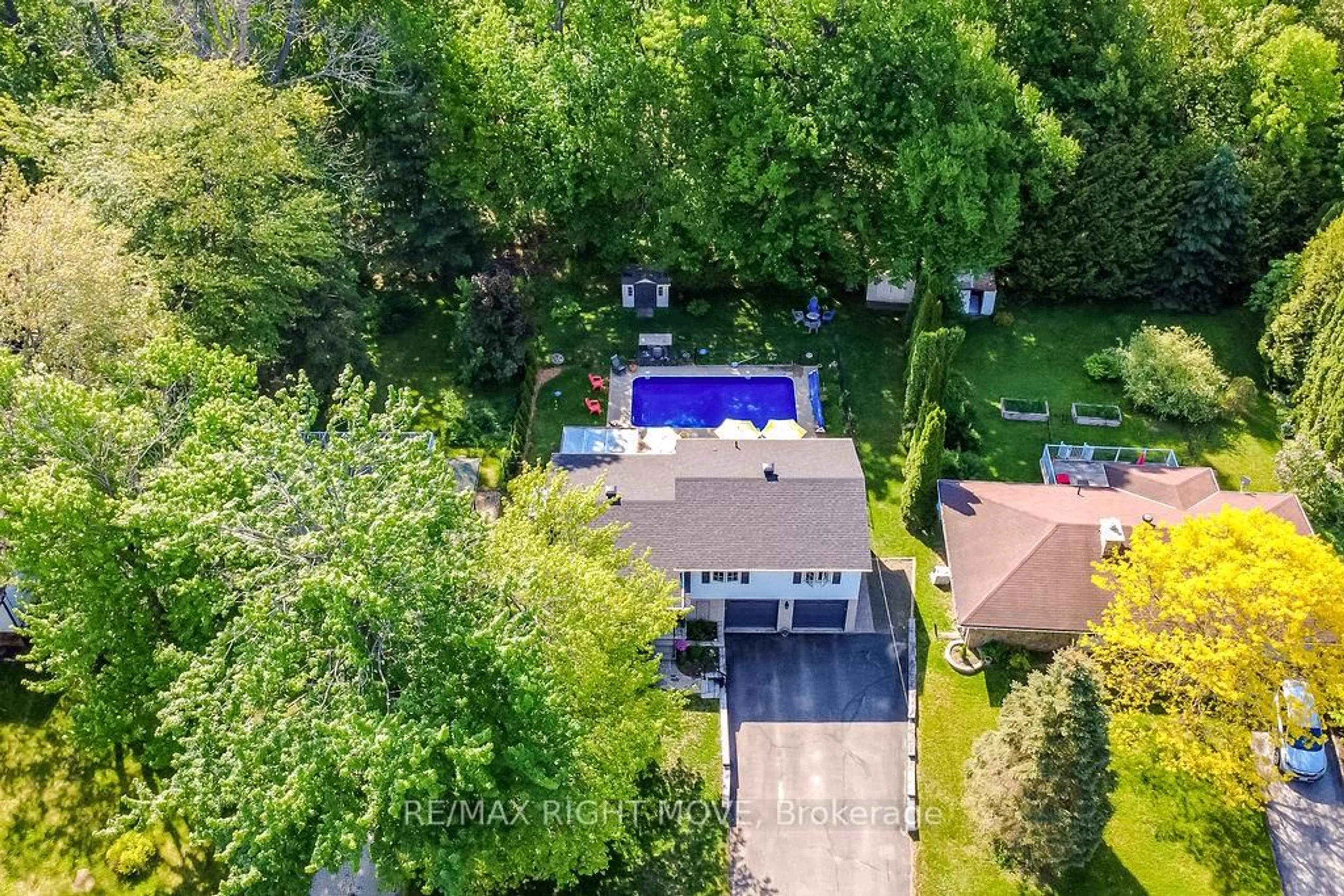A pic from outside/outdoor area/front of a property/back of a property/a pic from drone, street for 355 FAIRVIEW Dr, Gravenhurst Ontario P1P 1L2