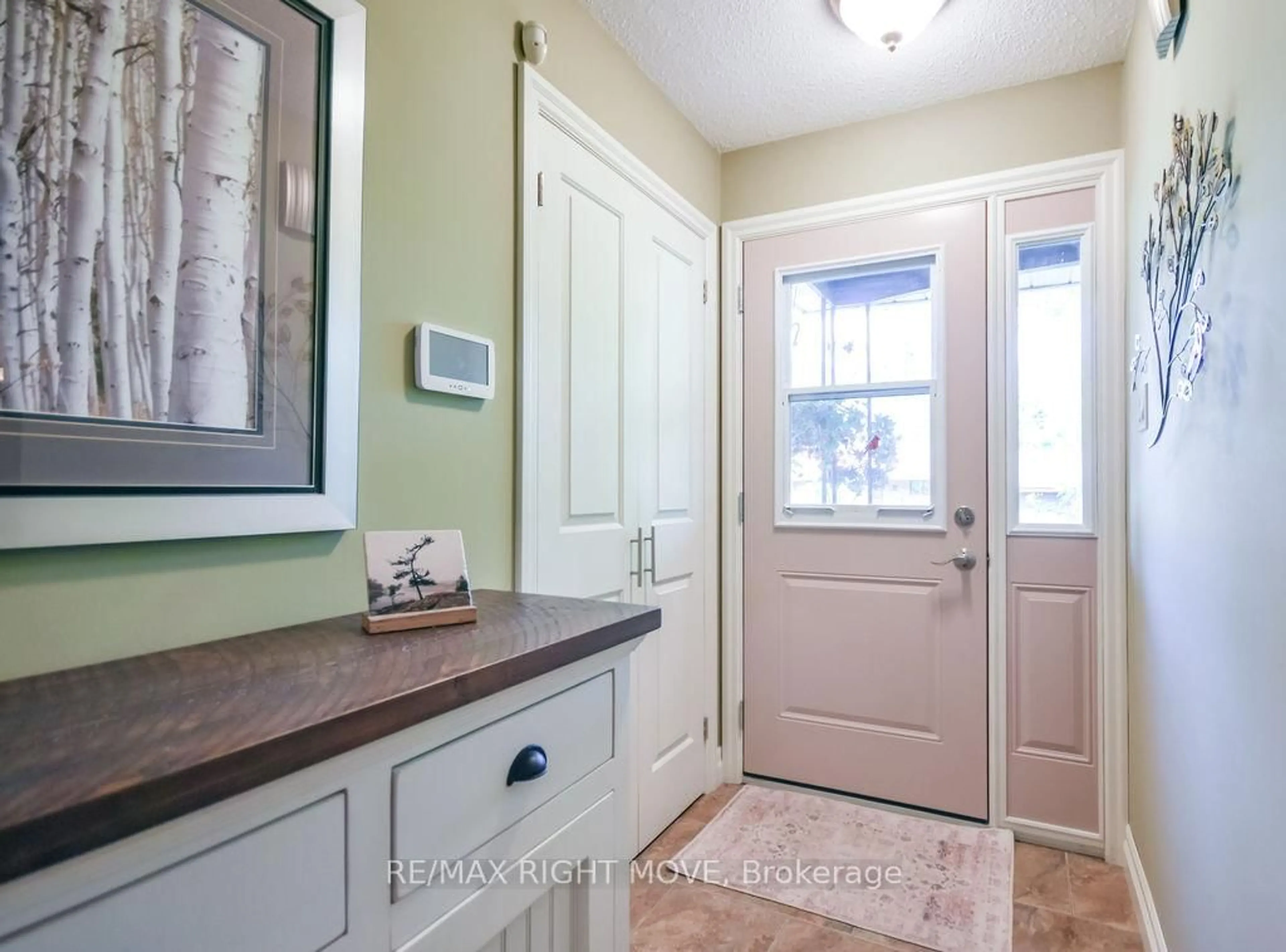 Indoor entryway for 355 FAIRVIEW Dr, Gravenhurst Ontario P1P 1L2