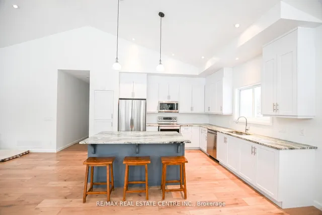 1033 North Shore Dr, Gravenhurst 2