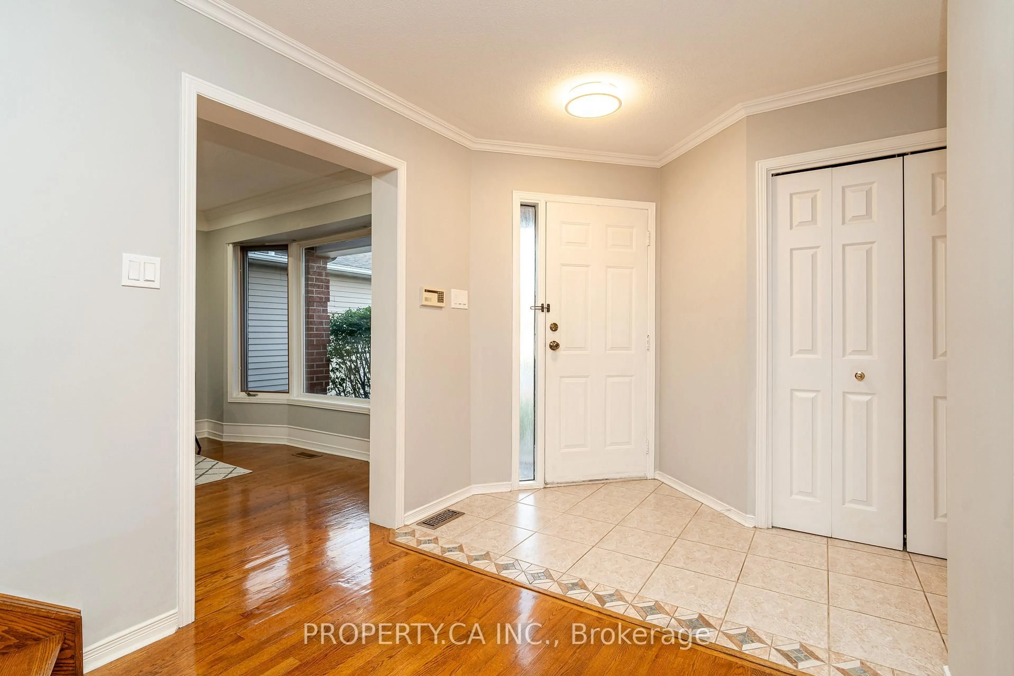 Indoor entryway for 11 Dossetter Way, Ottawa Ontario K1G 4R8