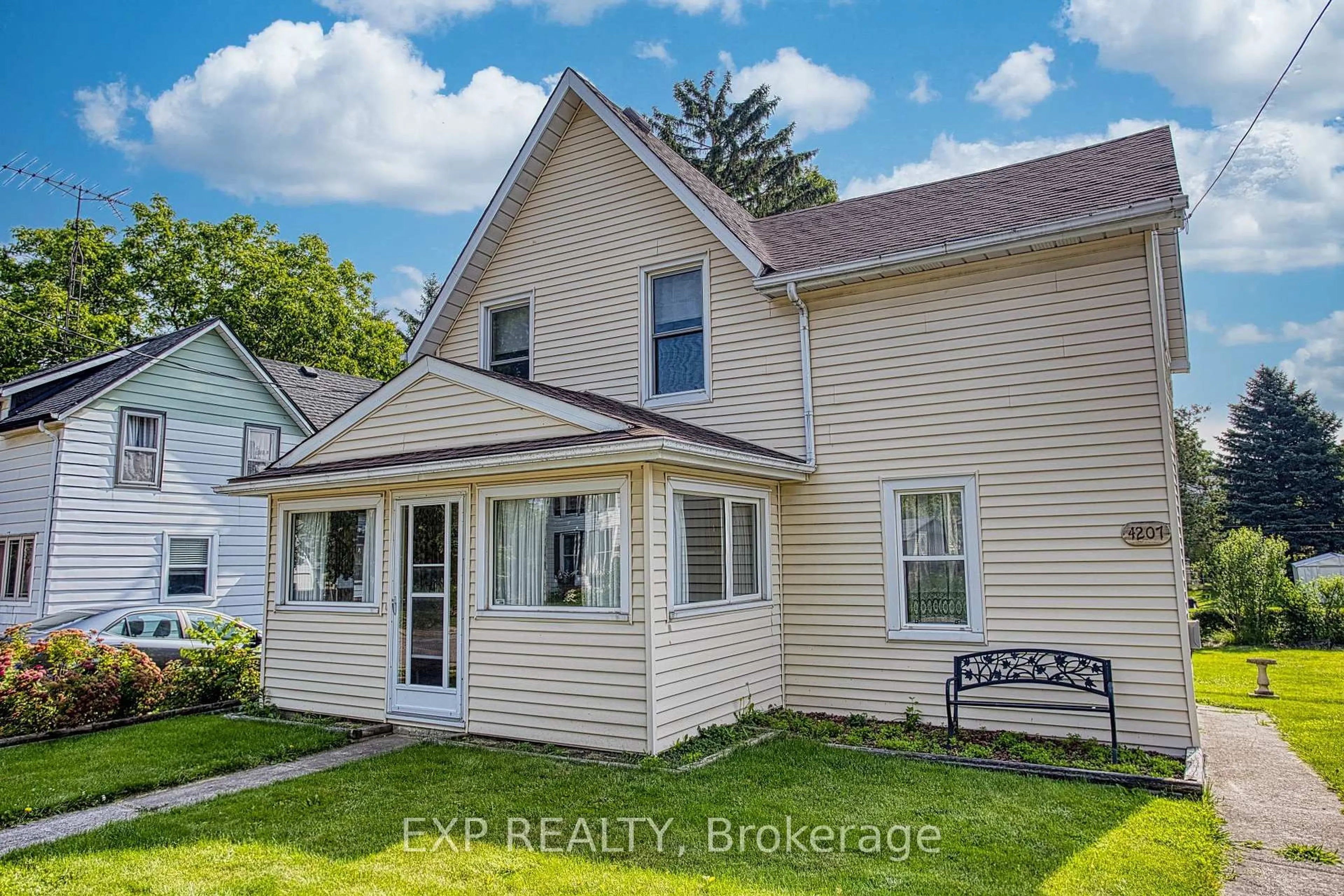 A pic from outside/outdoor area/front of a property/back of a property/a pic from drone, building for 4207 William St, Lincoln Ontario L0R 1B7