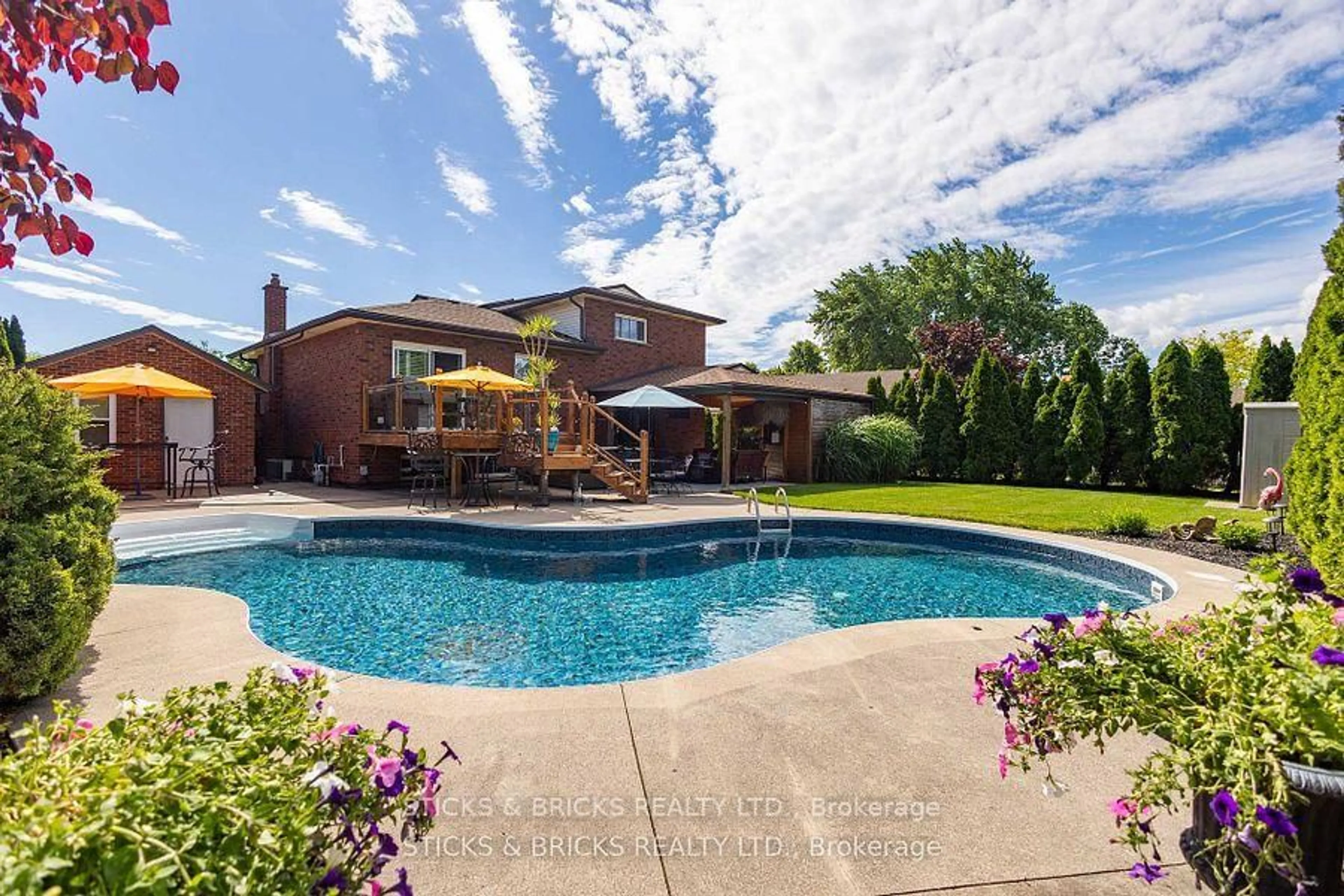 Pool for 8238 Lexington Crt, Niagara Falls Ontario L2H 1W4