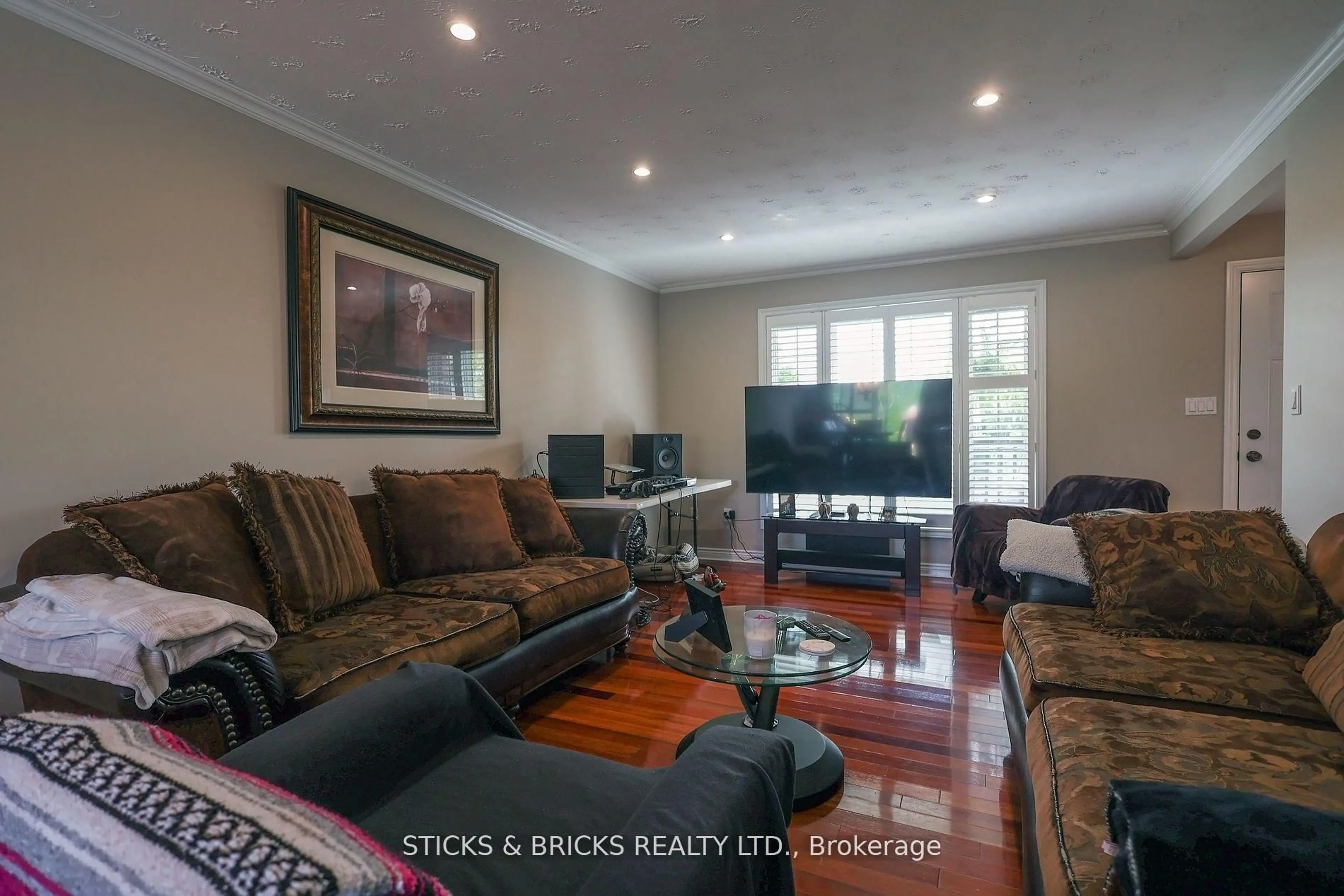 Living room with furniture, wood/laminate floor for 8238 Lexington Crt, Niagara Falls Ontario L2H 1W4